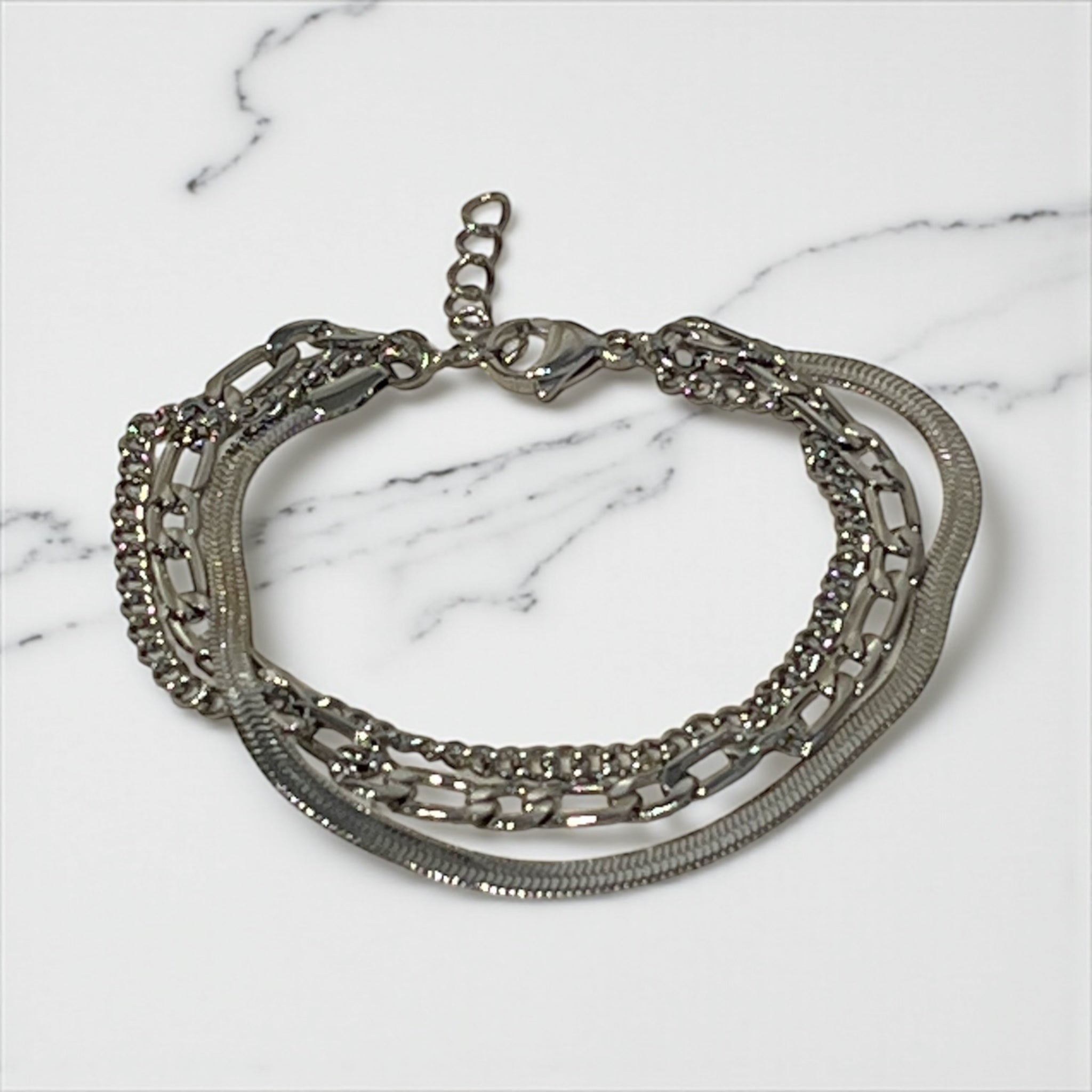 Bracelet Grâce argenté à trois rangs de chaînes et maille plate, sur marbre - Ordiajade