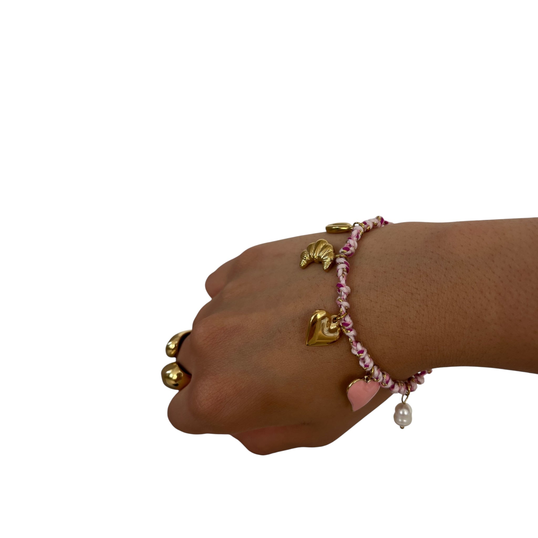 Bracelet Santana, cordon tressé rose à breloques dorées, porté au poignet - Ordiajade