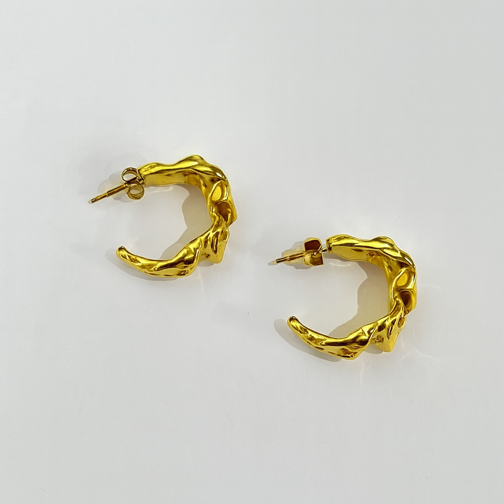 Paire de boucles Elvira dorées sculptées, sur fond blanc - Ordiajade