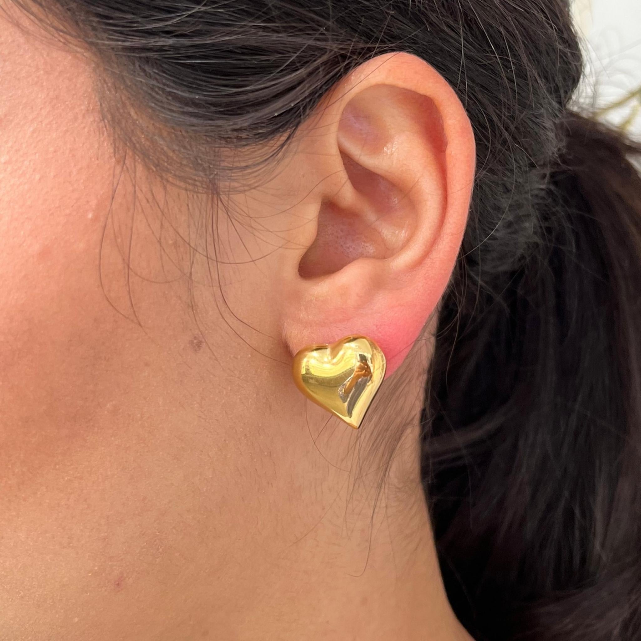 Boucles Cœur d'Amour, puces dorées en cœur bombé portées à l'oreille - Ordiajade