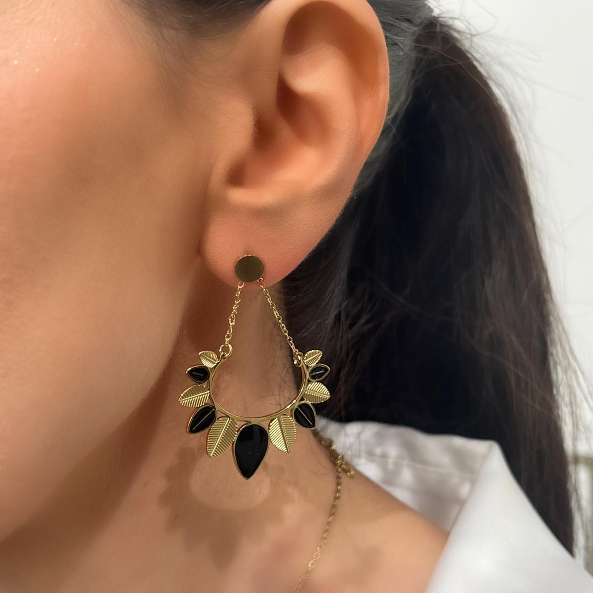Boucles Raja à feuillage doré et pierres noires portées à l'oreille - Ordiajade