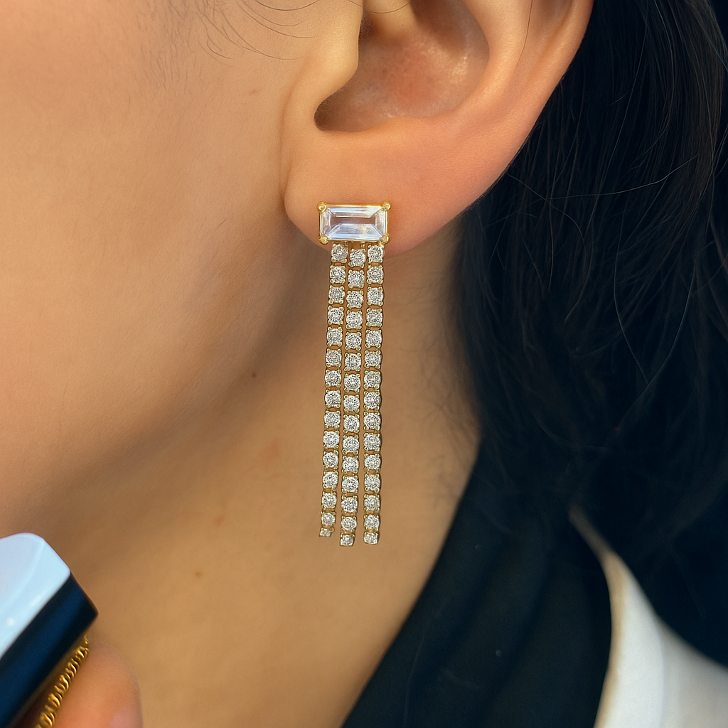 Boucles Juicy dorées, pierre rectangulaire et chaînes de strass, portées à l'oreille - Ordiajade