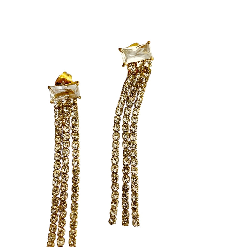 Boucles Juicy à pierre rectangulaire et franges de strass, sur fond blanc - Ordiajade