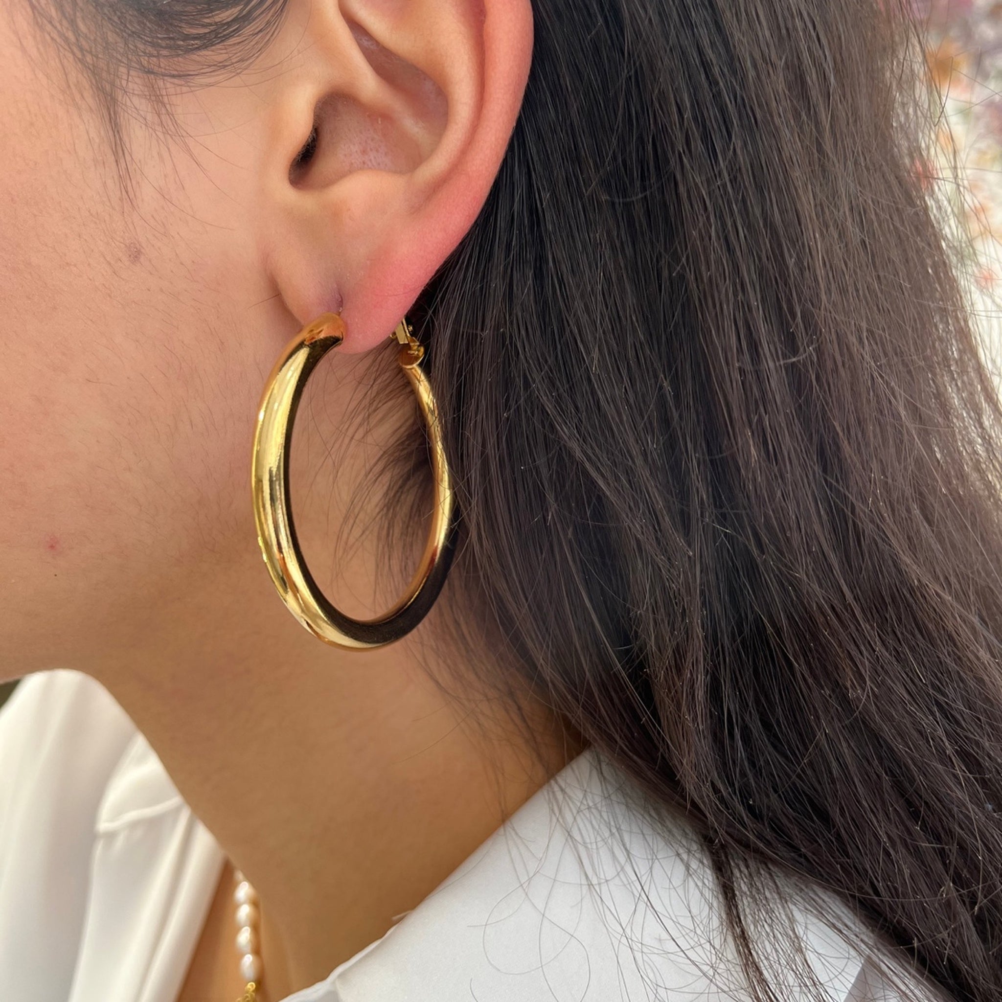 Boucles Alice, créoles dorées épaisses portées à l'oreille - Ordiajade