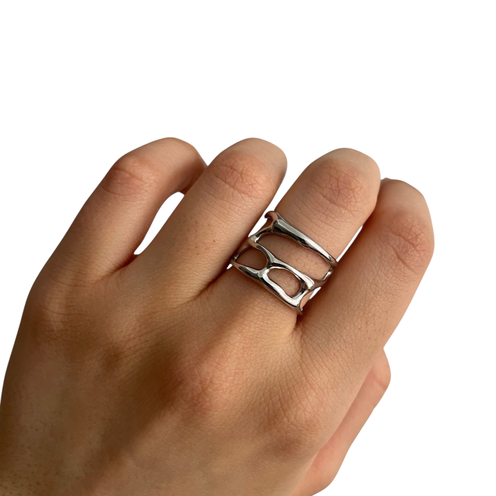 Bague Original argentée ajourée aux lignes irrégulières, portée au doigt - Ordiajade
