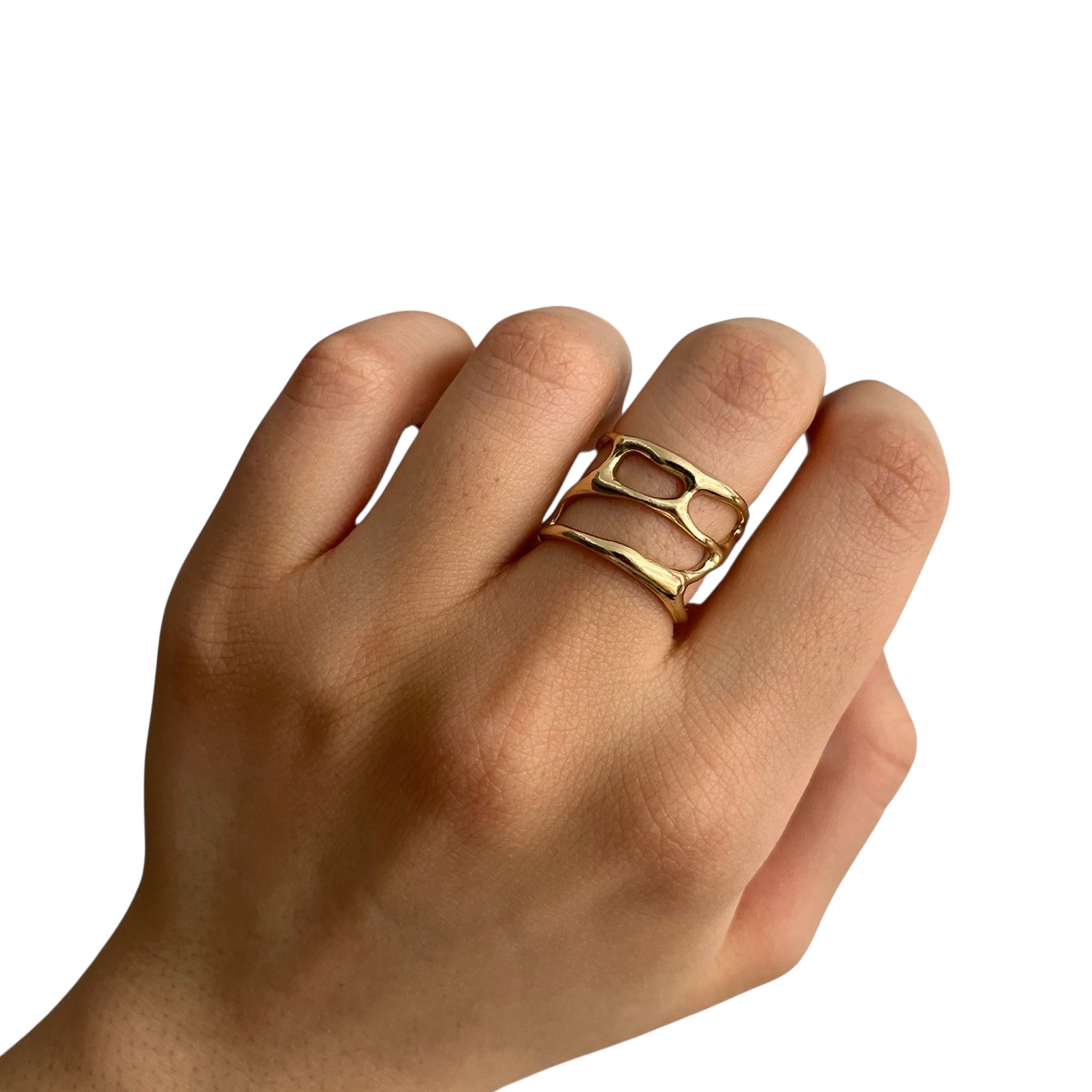 Bague Original dorée ajourée aux lignes irrégulières, portée au doigt - Ordiajade