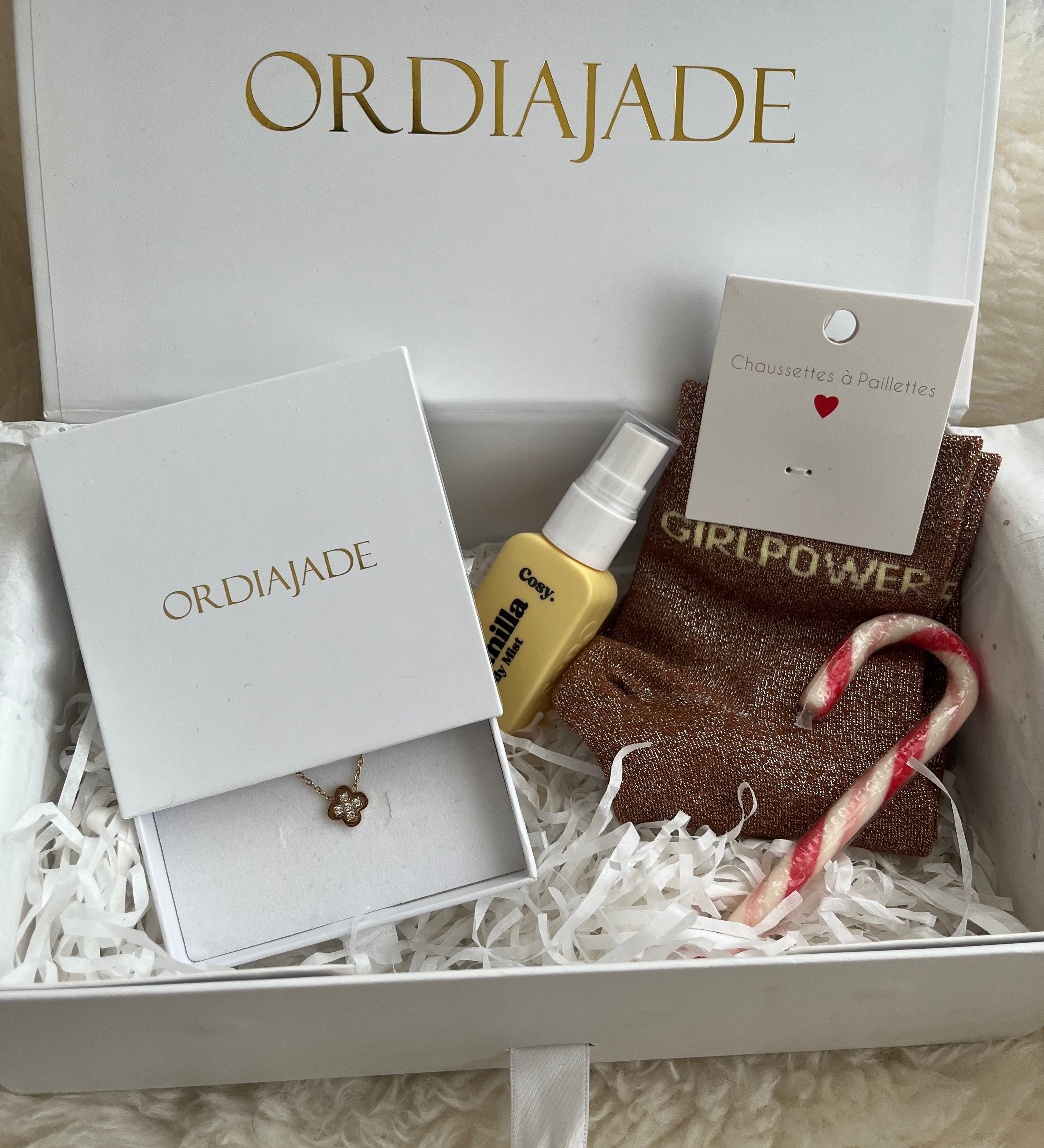 Boxe cadeau Noël saint Valentin bijoux parfum chaussettes 