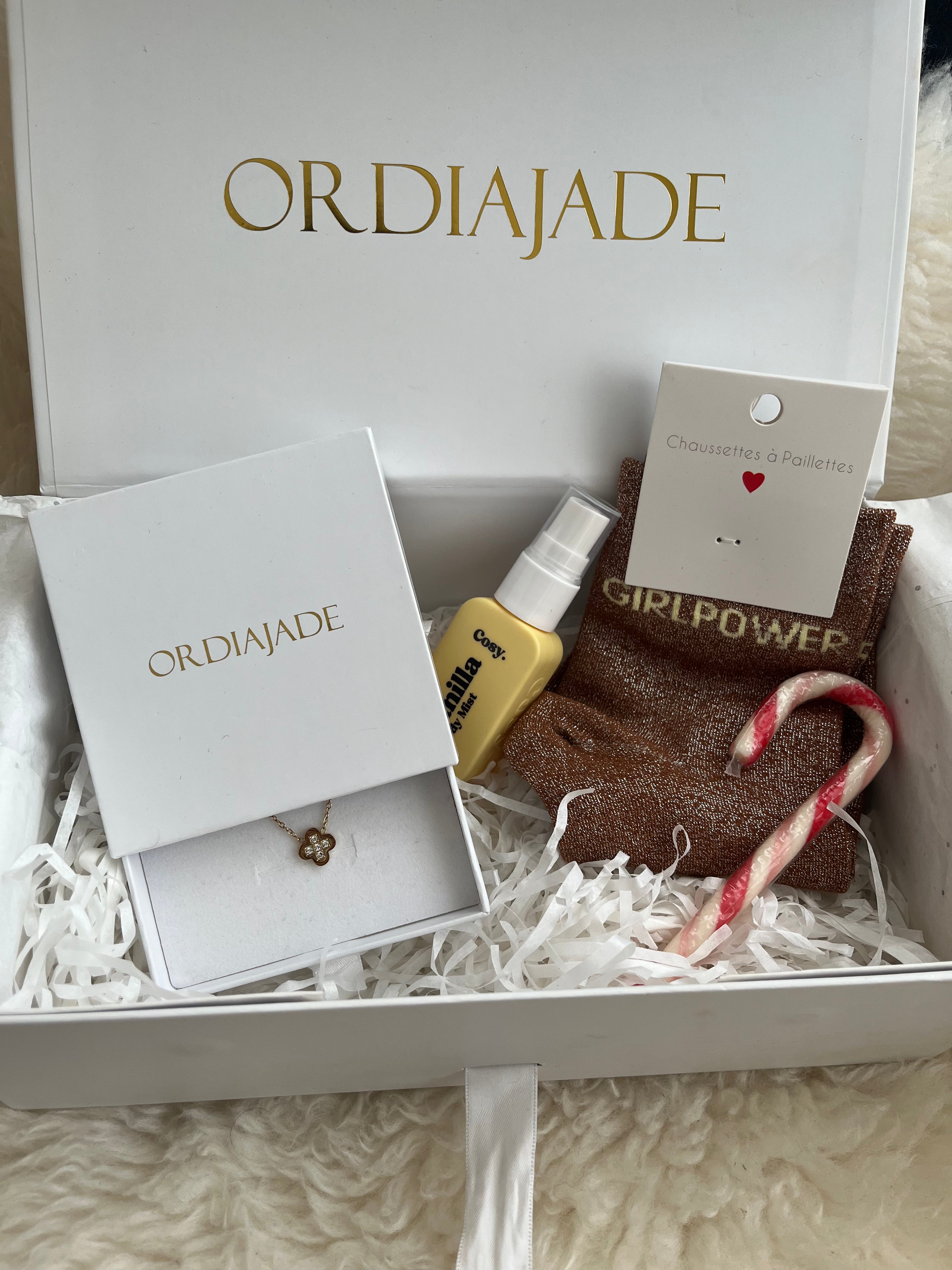 Boxe cadeau Noël saint Valentin bijoux parfum chaussettes 