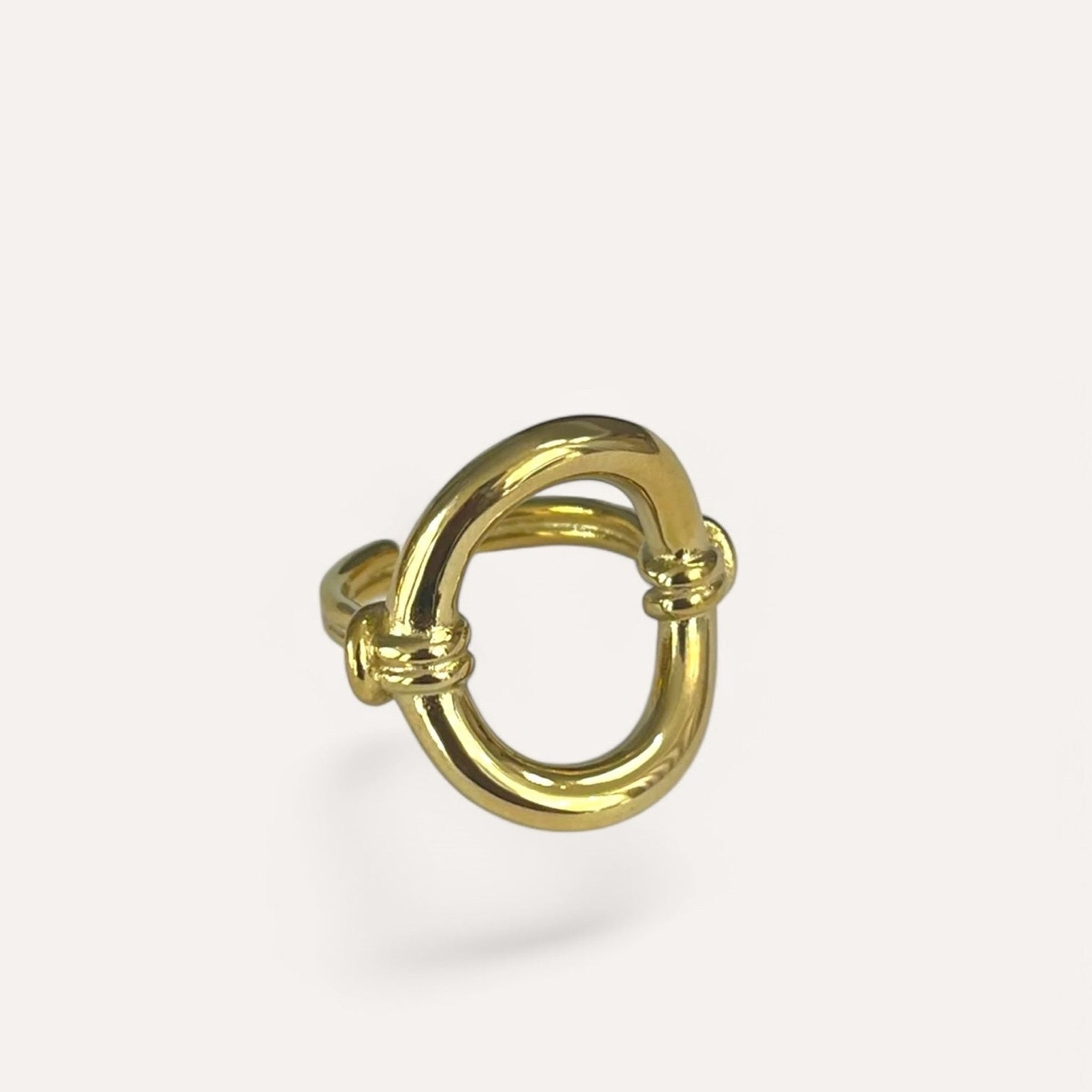 Bague Road dorée ouverte autour d'un grand cercle, sur fond clair - Ordiajade