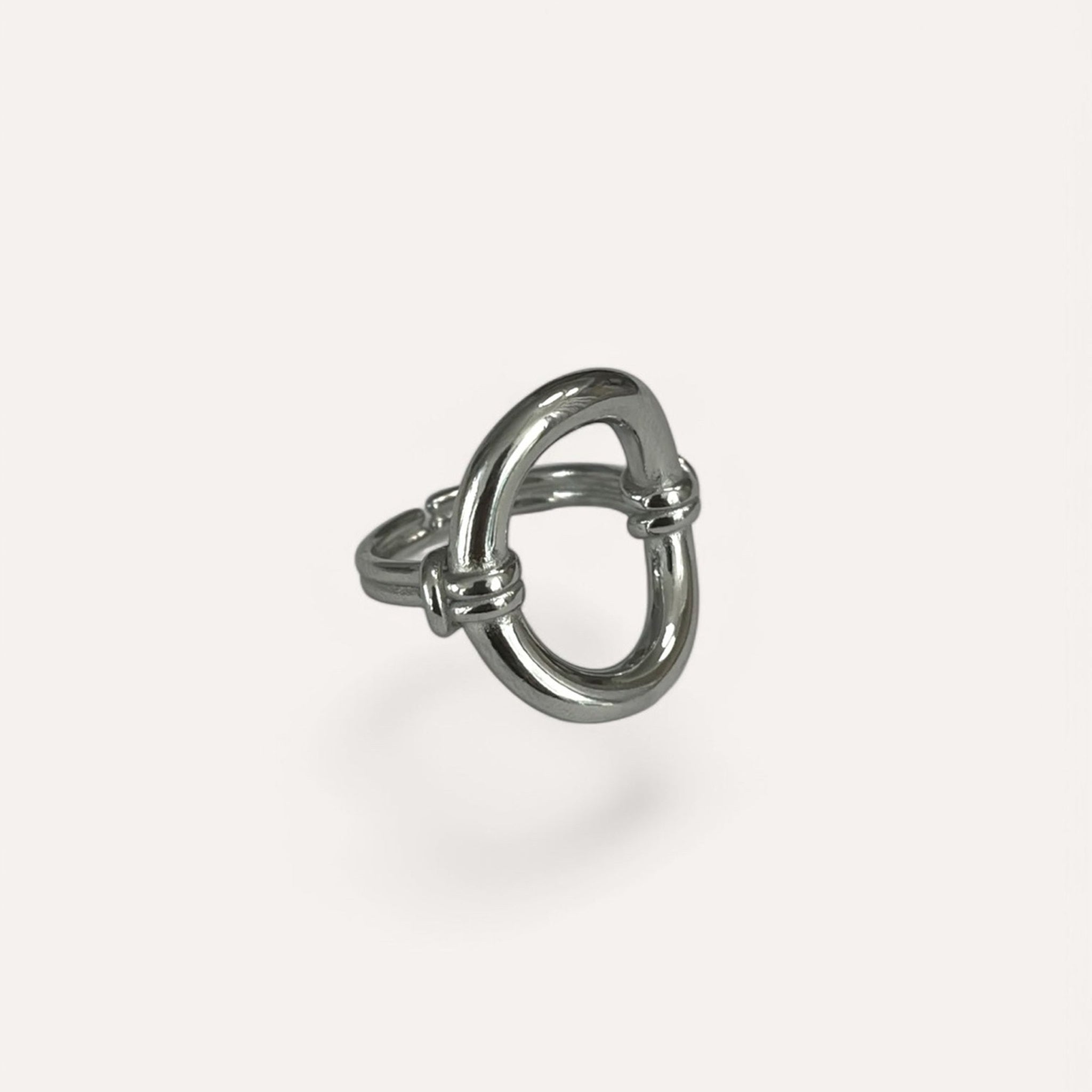 Bague Road argentée ouverte autour d'un grand cercle, sur fond clair - Ordiajade
