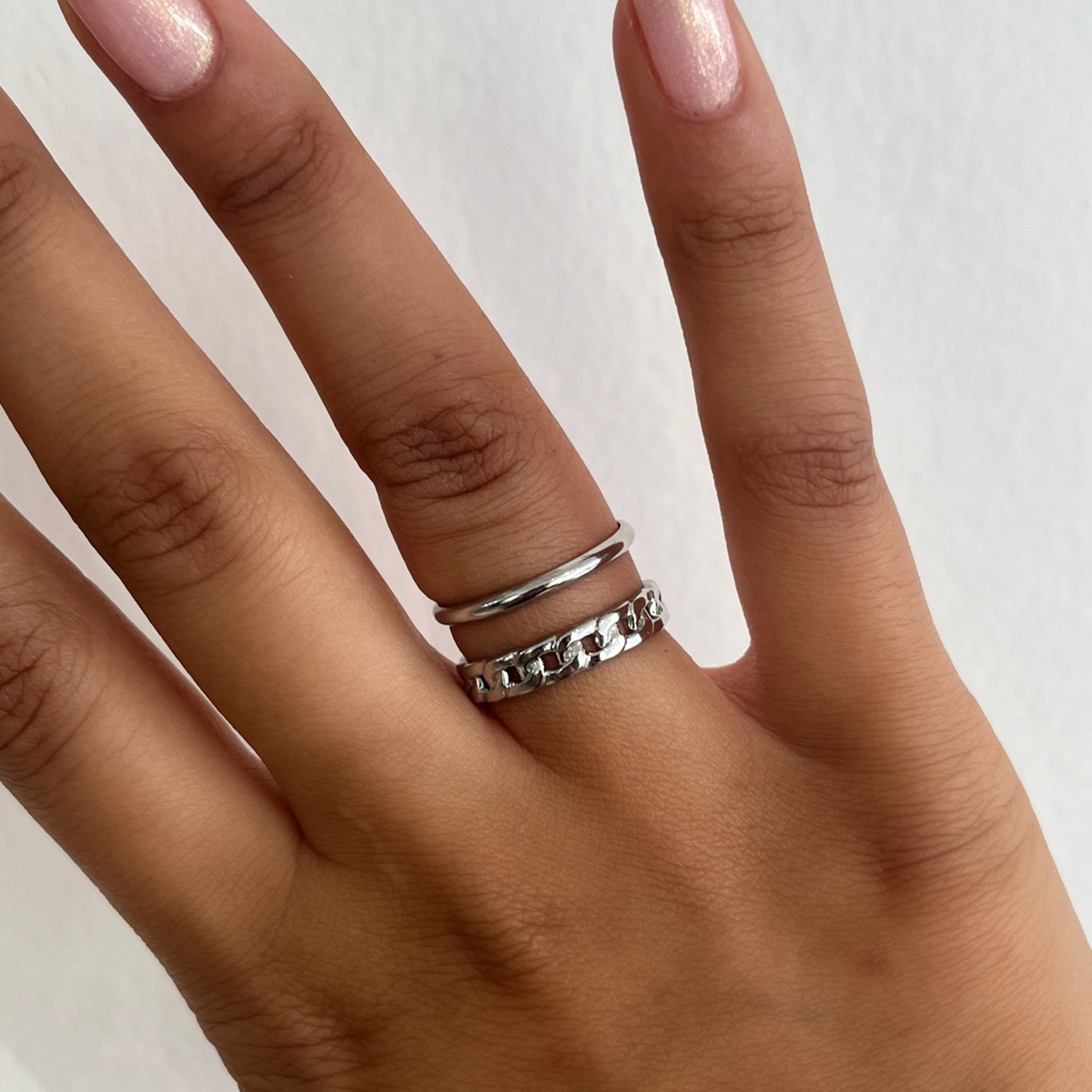 Bague Asli argentée à double anneau portée au doigt - Ordiajade