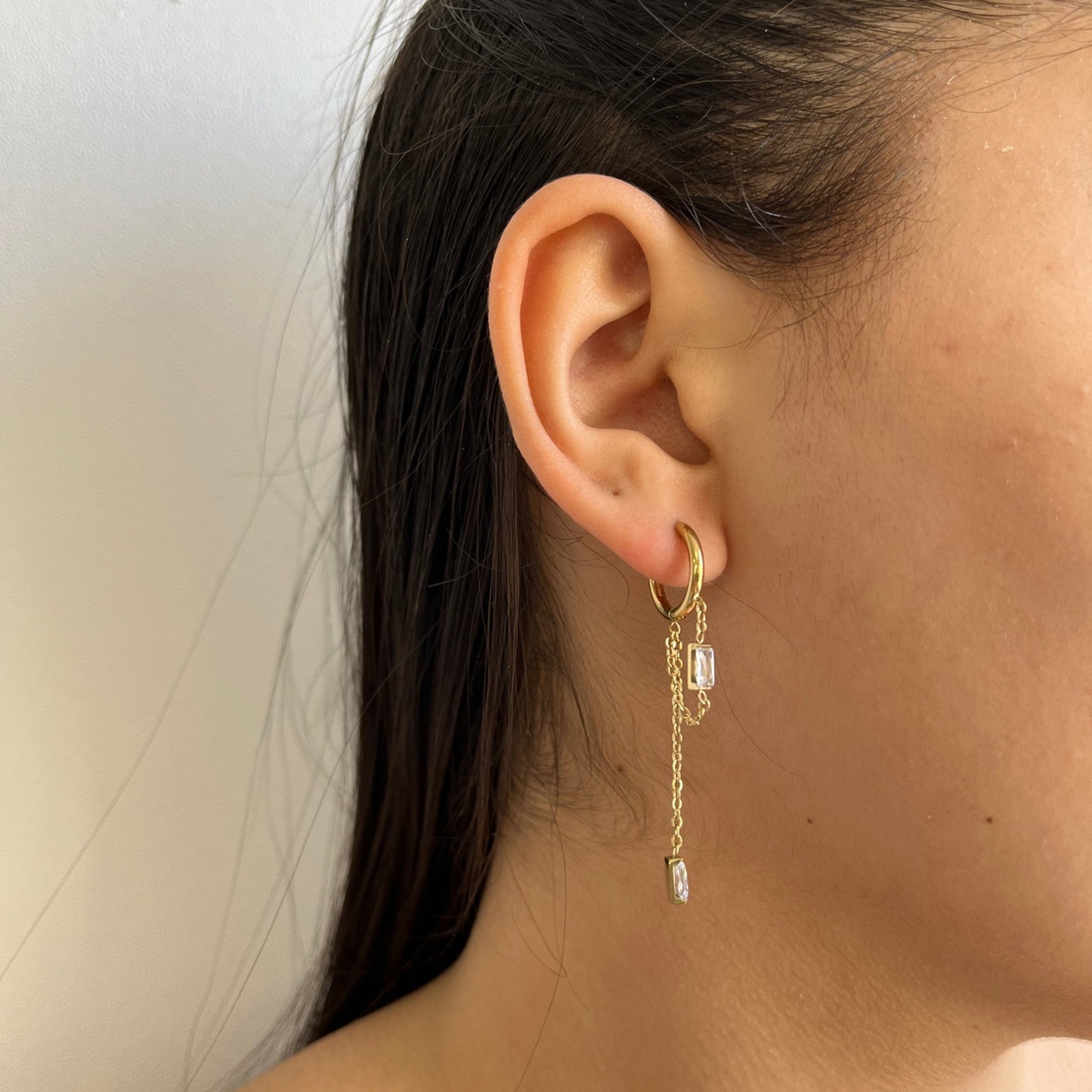 Boucles Hinata dorées pendantes ornées de zircons, portées à l'oreille - Ordiajade
