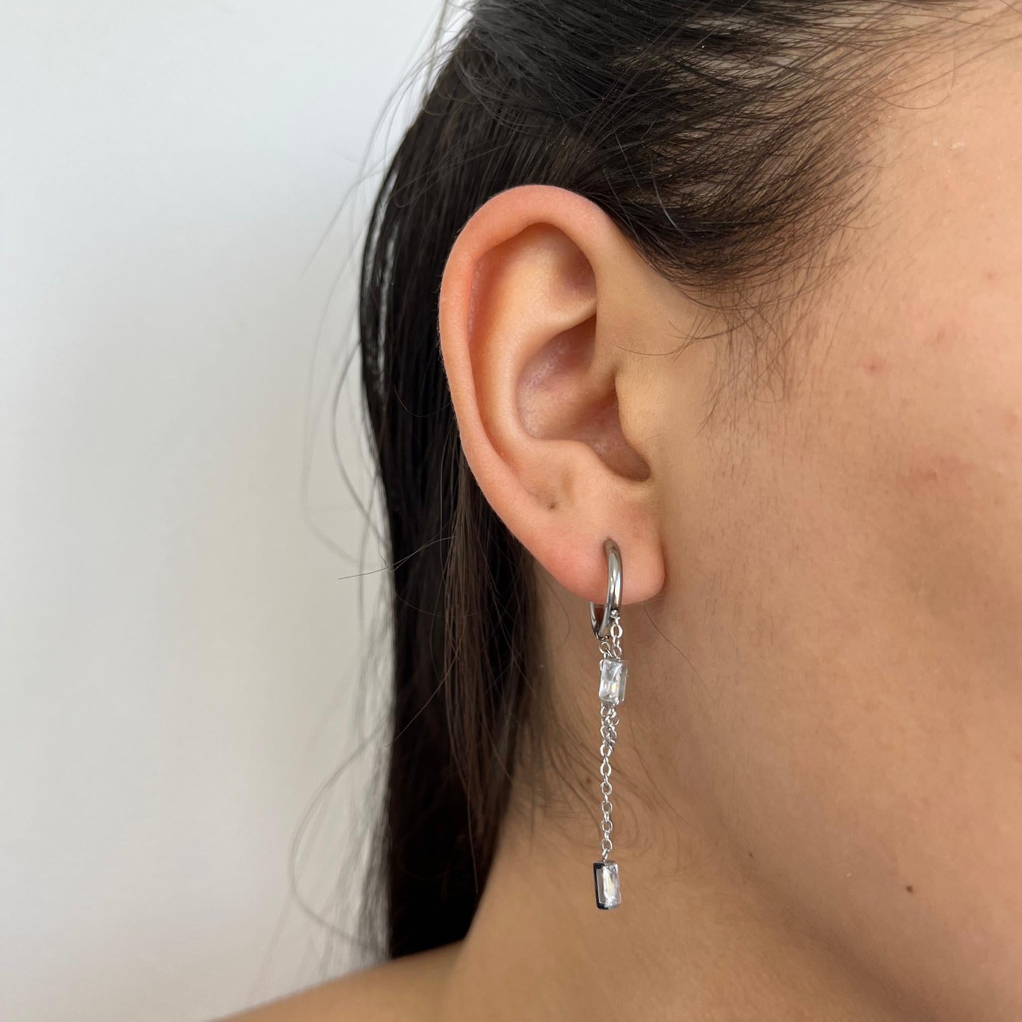 Boucles Hinata argentées pendantes ornées de zircons, portées à l'oreille - Ordiajade