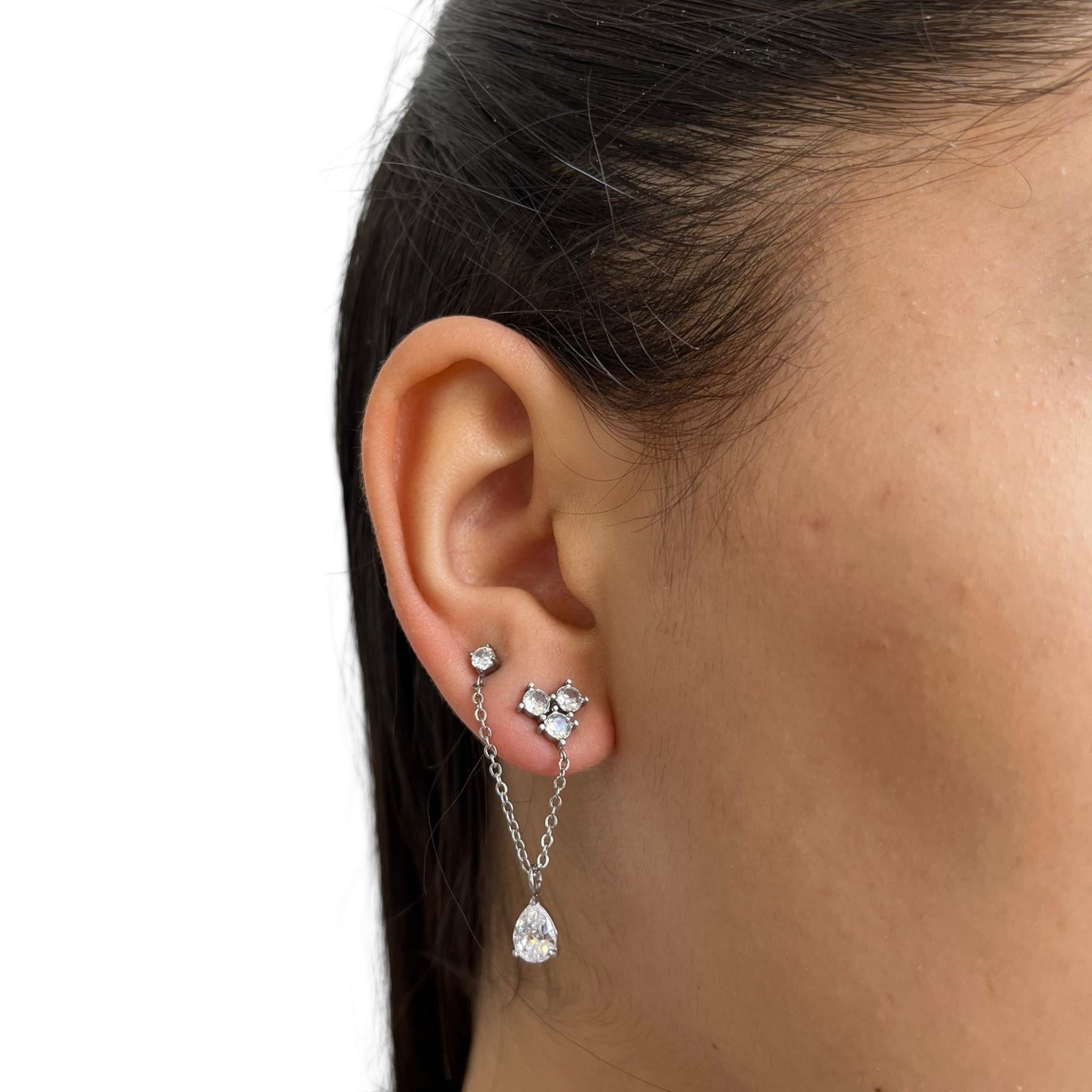 Mono-boucle Sakura argentée à fines chaînes et zircons, portée à l'oreille - Ordiajade
