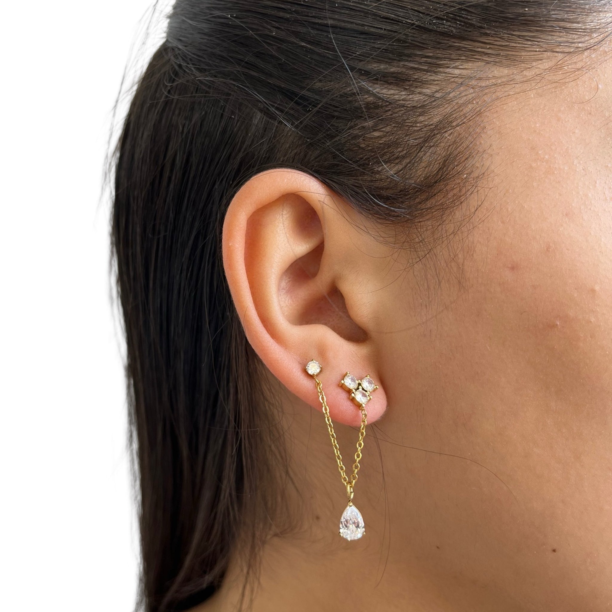 Mono-boucle Sakura dorée à fines chaînes et zircons, portée à l'oreille - Ordiajade