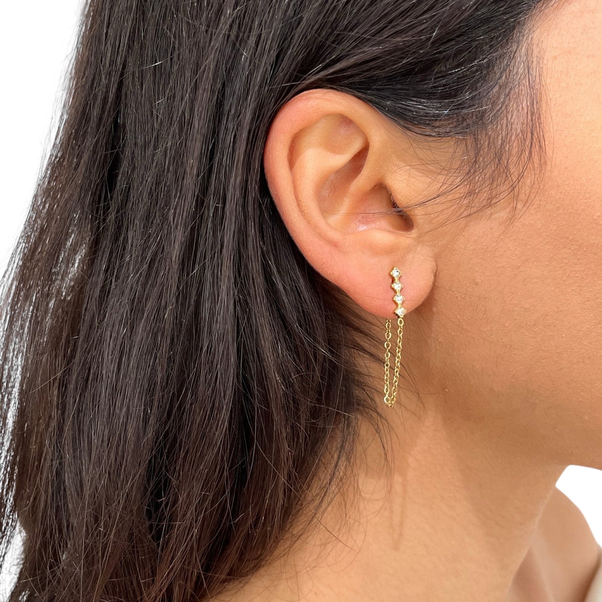 Mono-boucle Neja dorée portée à l'oreille, vue de profil - Ordiajade