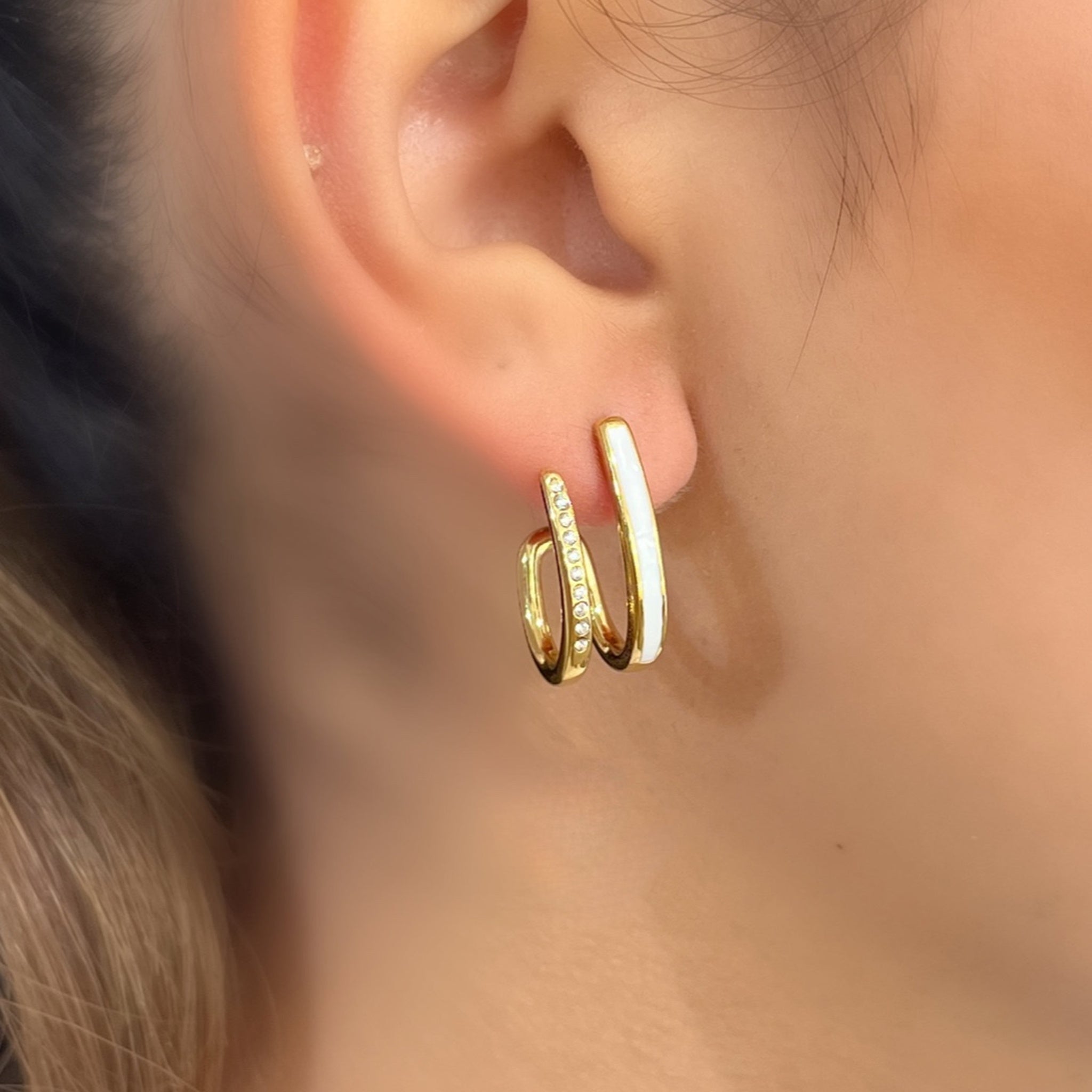 Boucles Rockstar dorées en spirale à rang blanc portées à l'oreille - Ordiajade