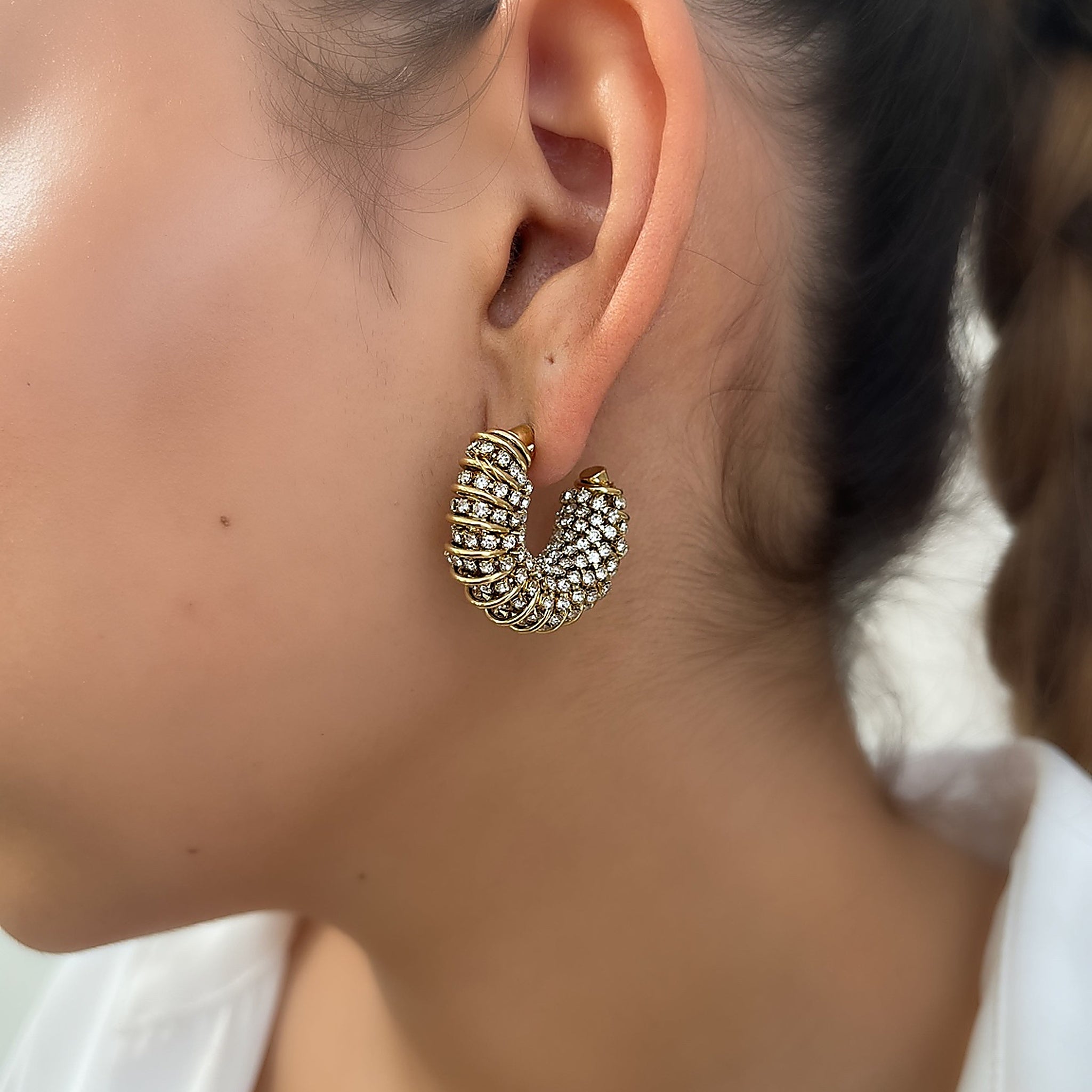 Boucles Strenge, créoles épaisses texturées pavées de cristaux, portées à l'oreille - Ordiajade