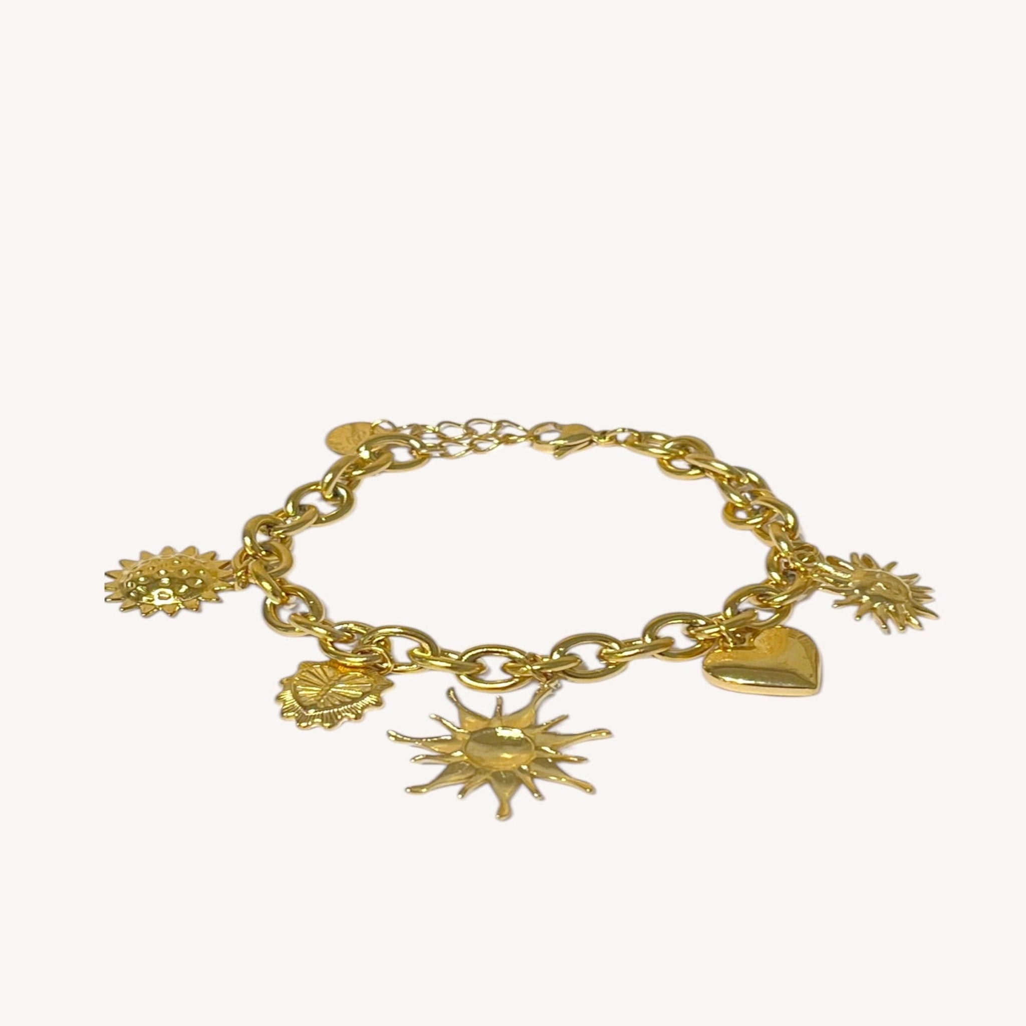 Bracelet Solaire doré à breloques soleils et cœur, sur fond clair - Ordiajade