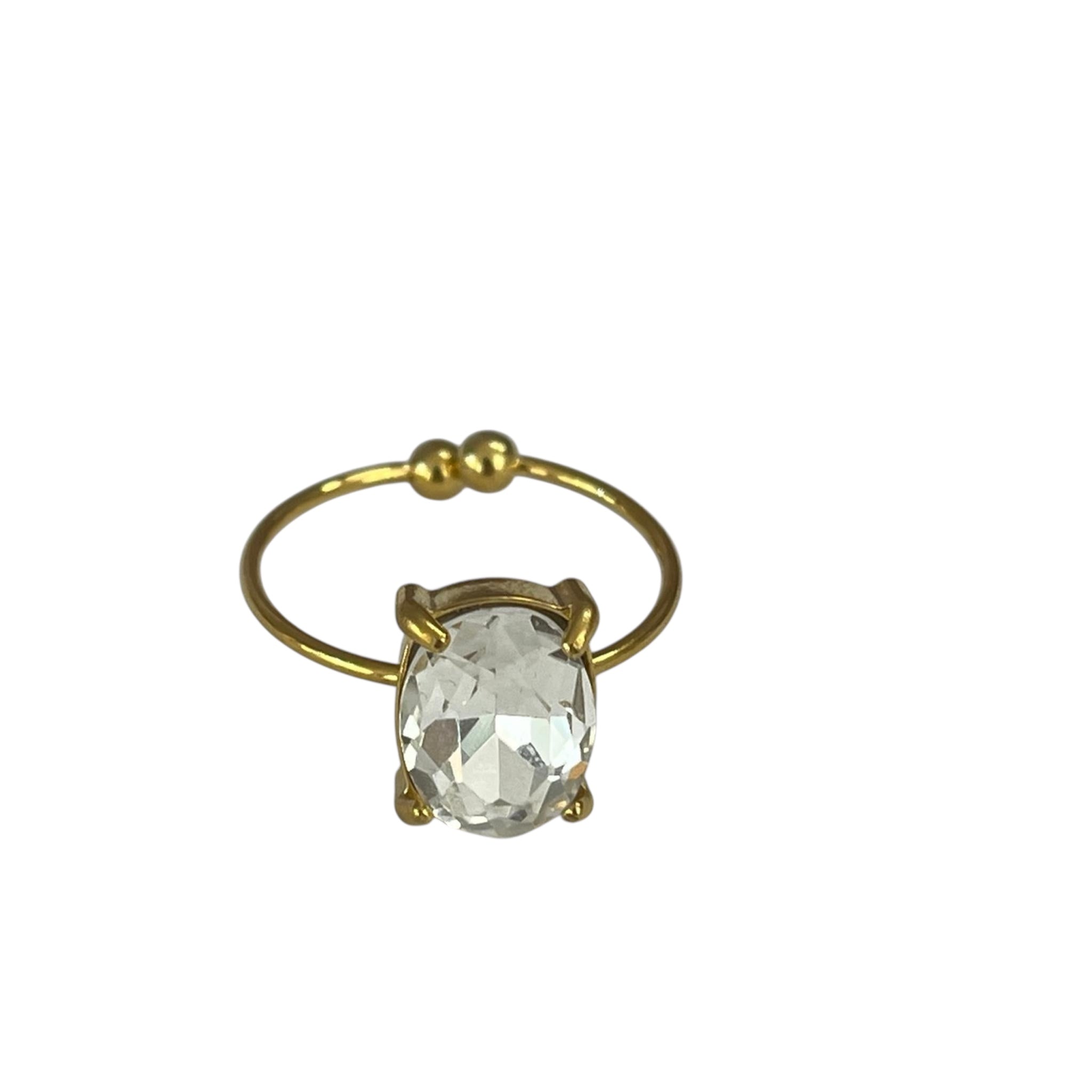 Bague Camille dorée ouverte sertie d'une pierre ovale blanche facettée, sur fond blanc - Ordiajade