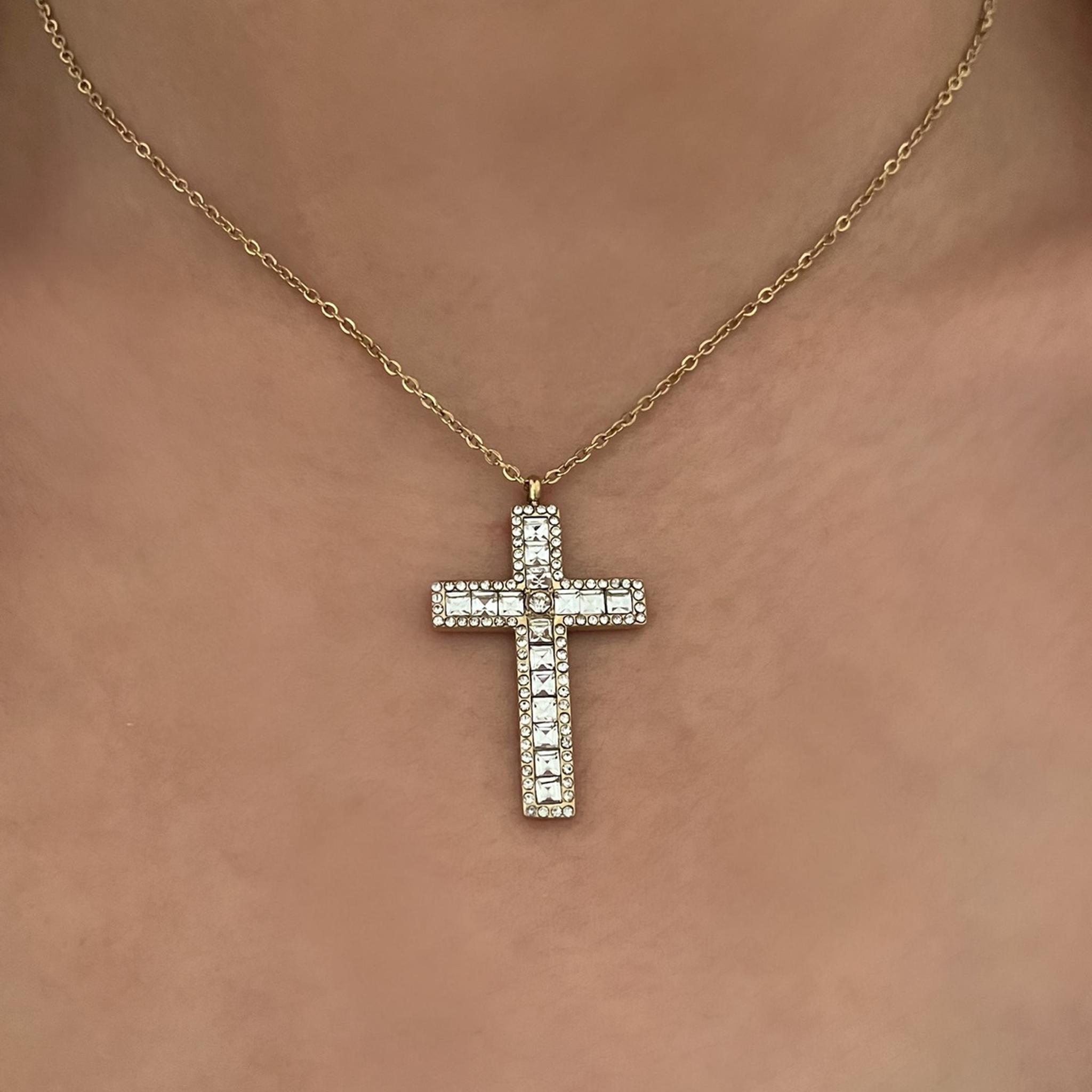 Collier Croix Sun doré à croix pavée de pierres porté au cou - Ordiajade
