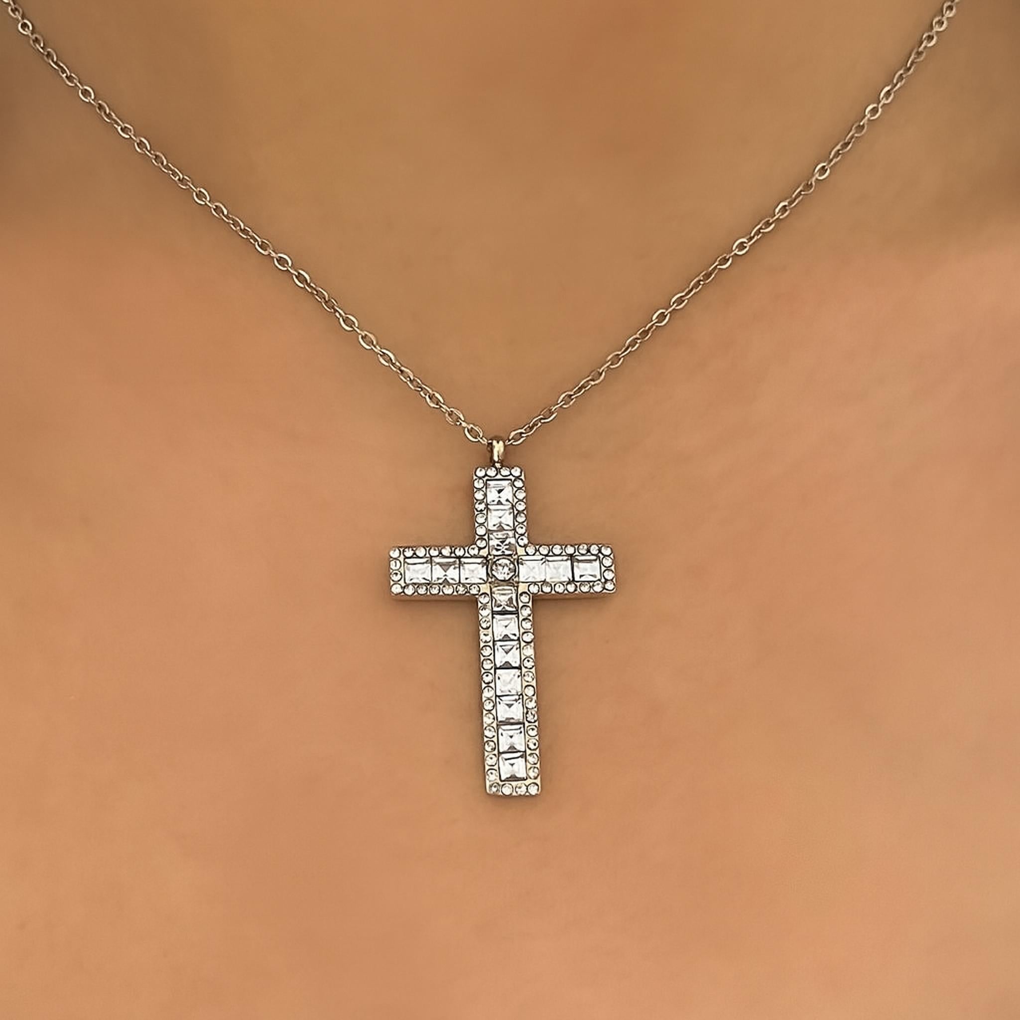 Collier Croix Sun argenté à croix pavée de pierres porté au cou - Ordiajade