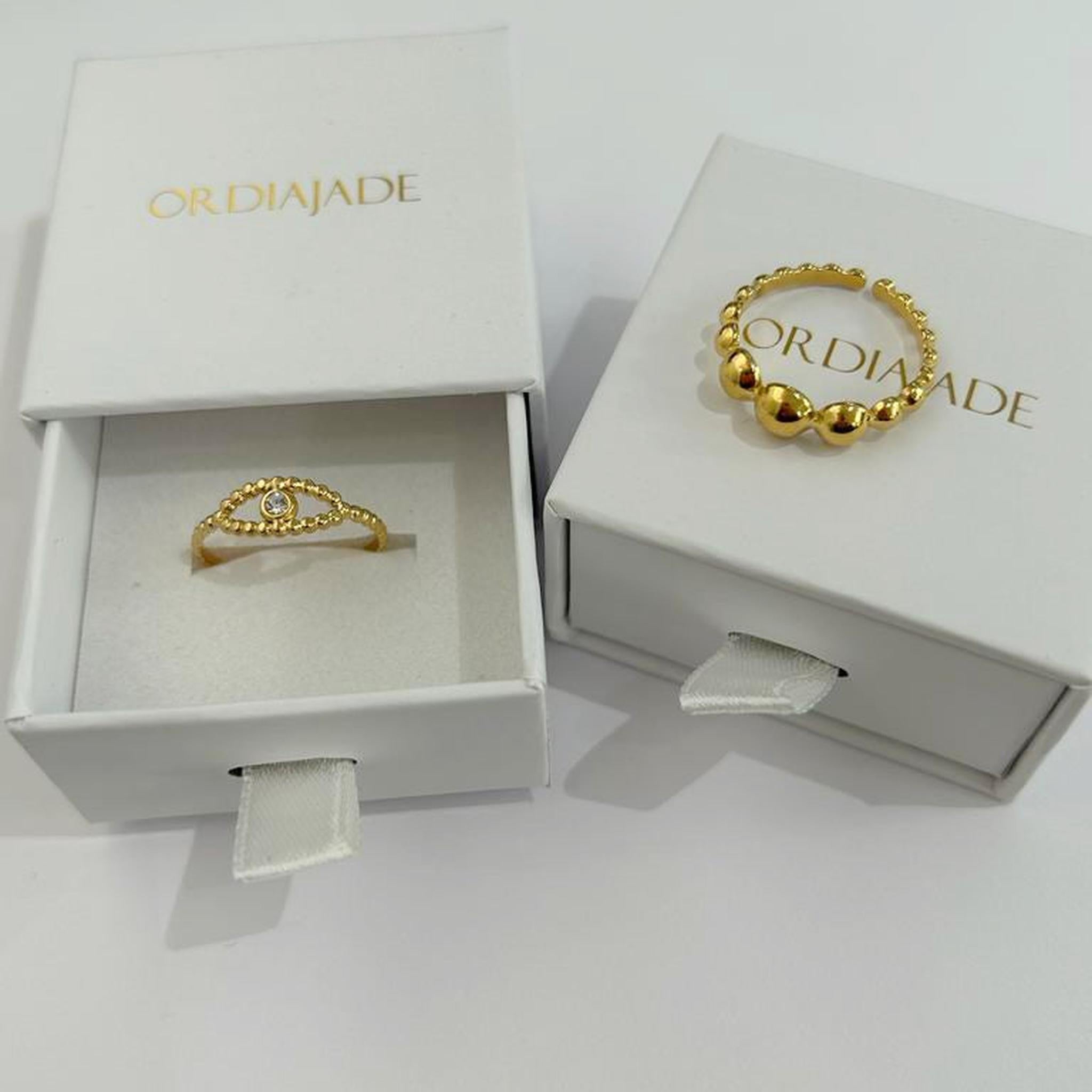 Boîtes à bague blanches Ordiajade ouvertes, présentées avec des bagues (vendues vides)