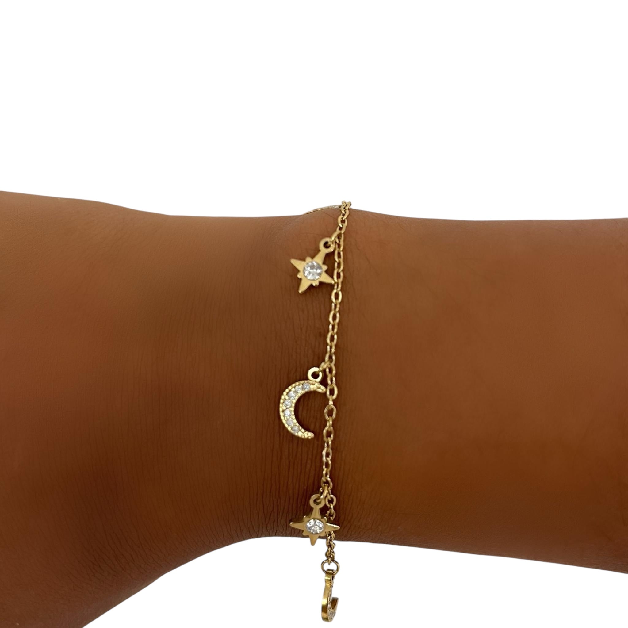 Bracelet Galaxie doré à breloques étoiles et lune porté au poignet - Ordiajade