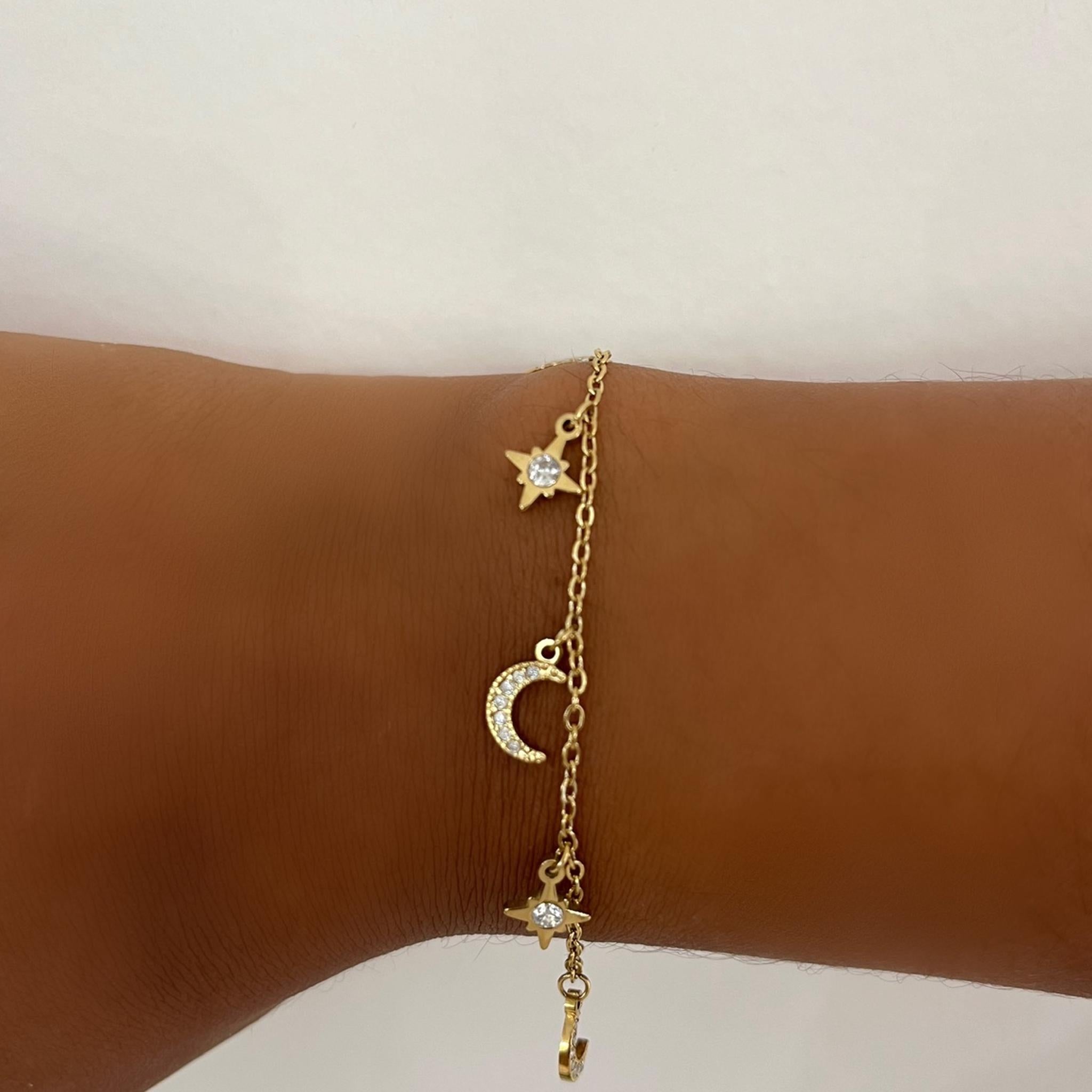 Bracelet Galaxie doré à breloques serties, vue rapprochée au poignet - Ordiajade