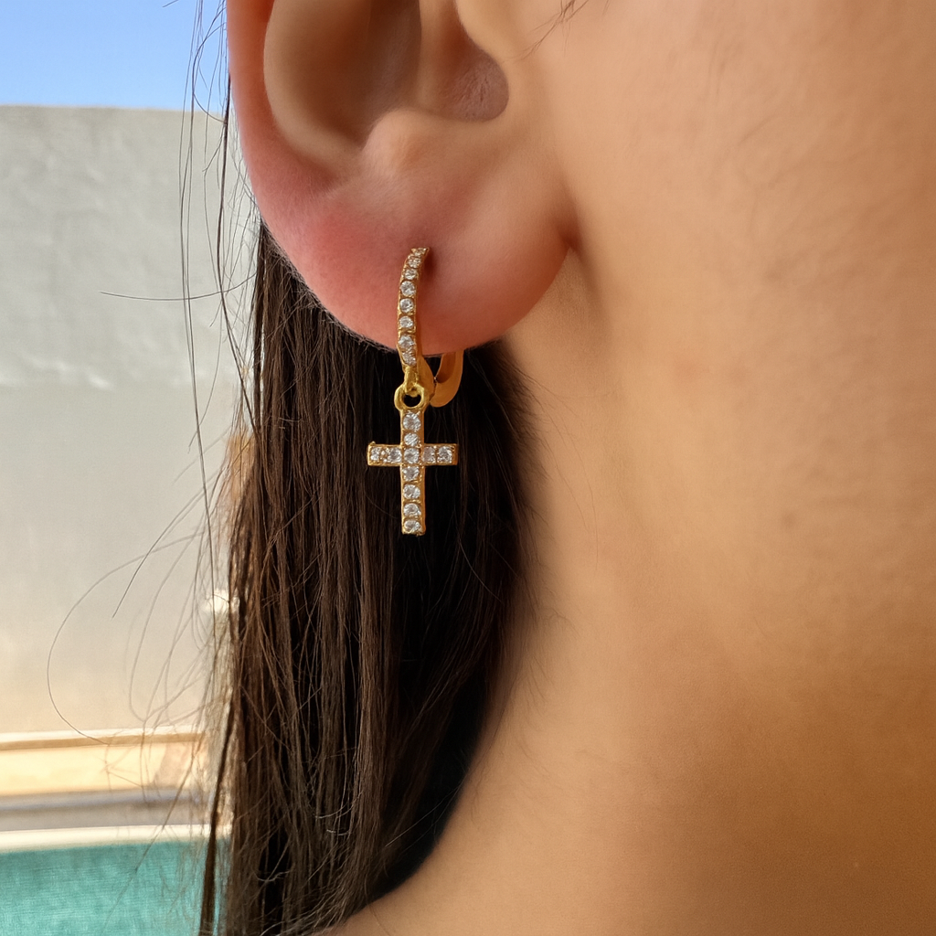 Boucle Célestina à croix pavée portée à l'oreille, en extérieur - Ordiajade