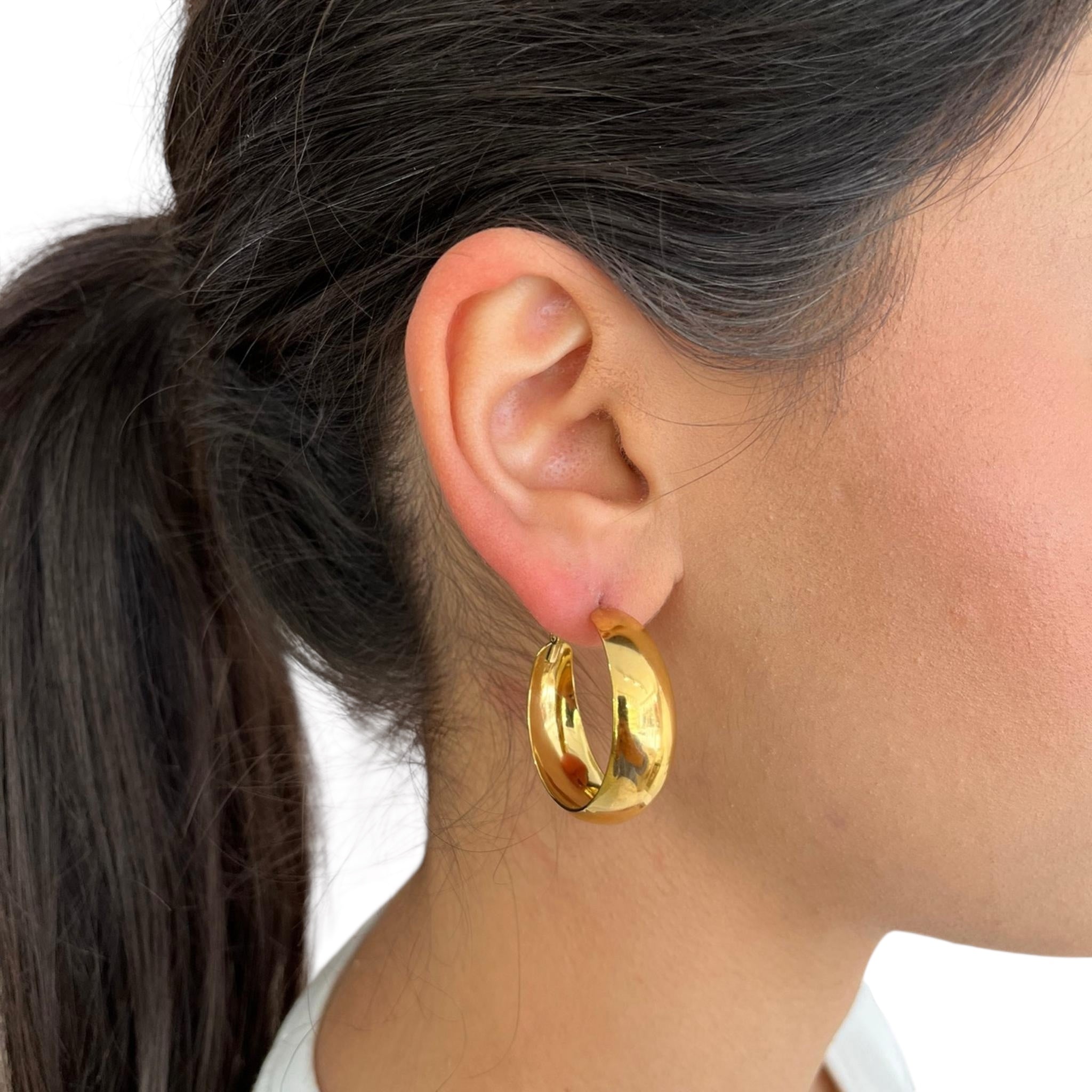 Boucles Edwina, créoles dorées épaisses portées à l'oreille - Ordiajade