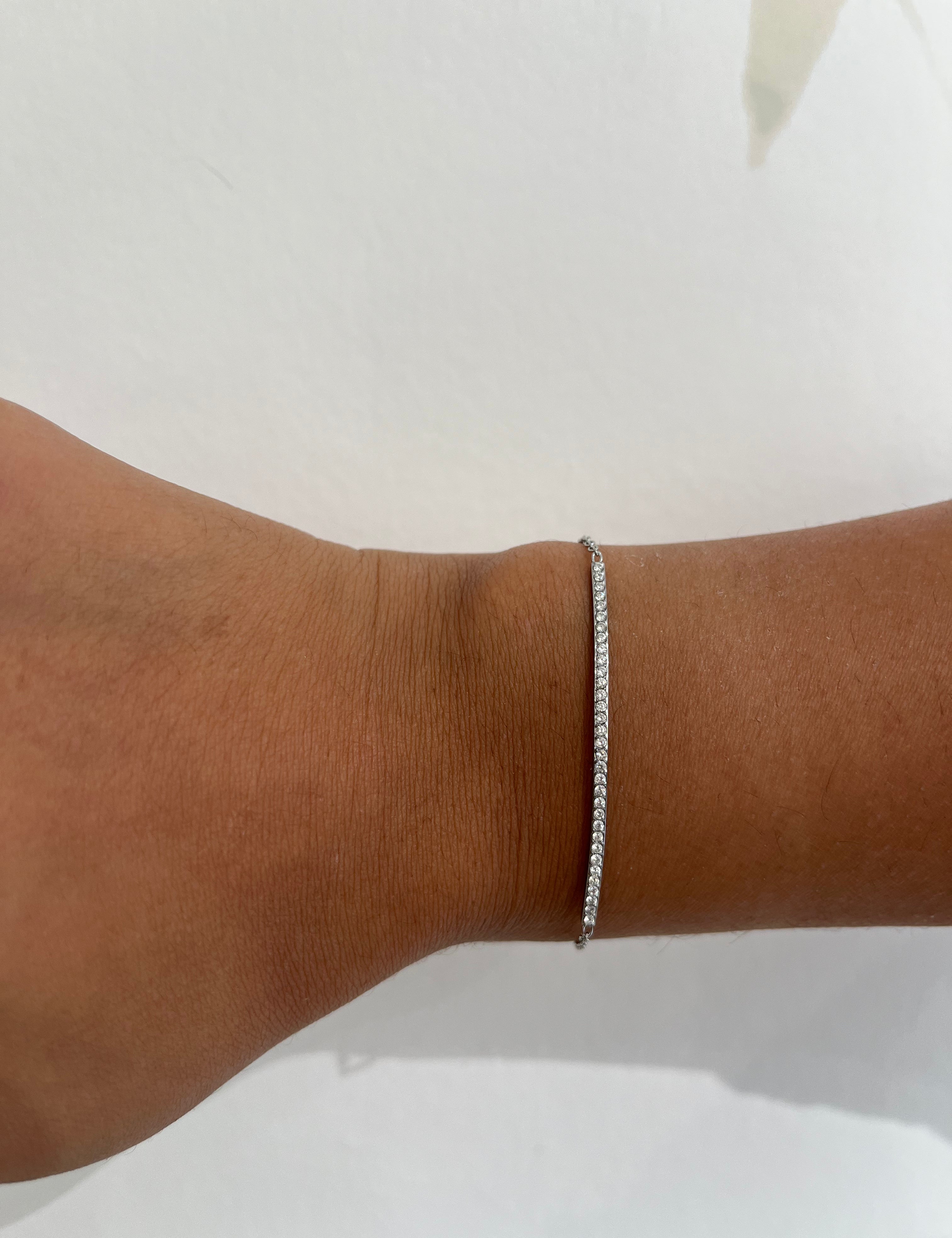 Bracelet Scintillant argenté fin serti de petites pierres porté au poignet - Ordiajade