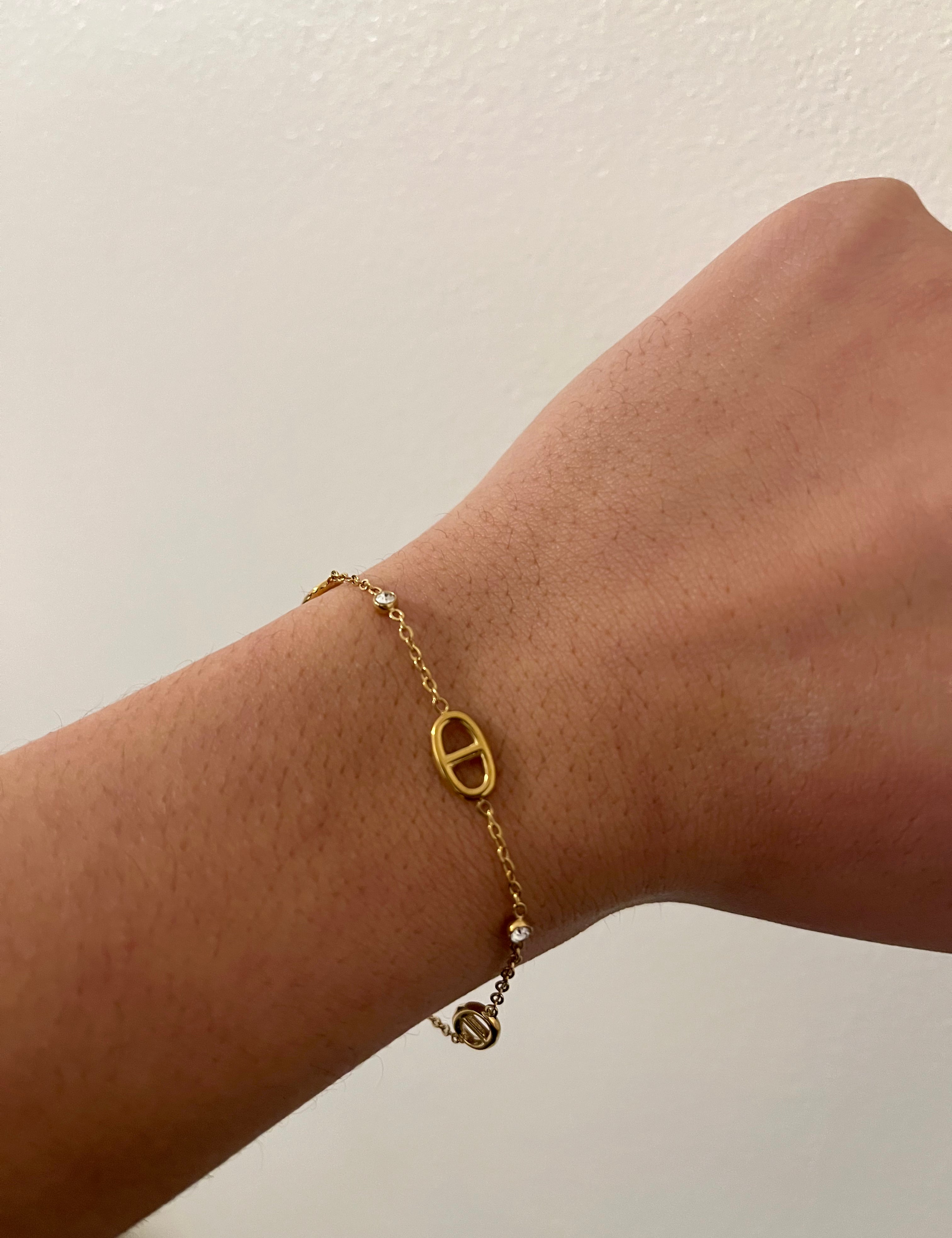 Bracelet Erika doré porté, maillons ovales ajourés
