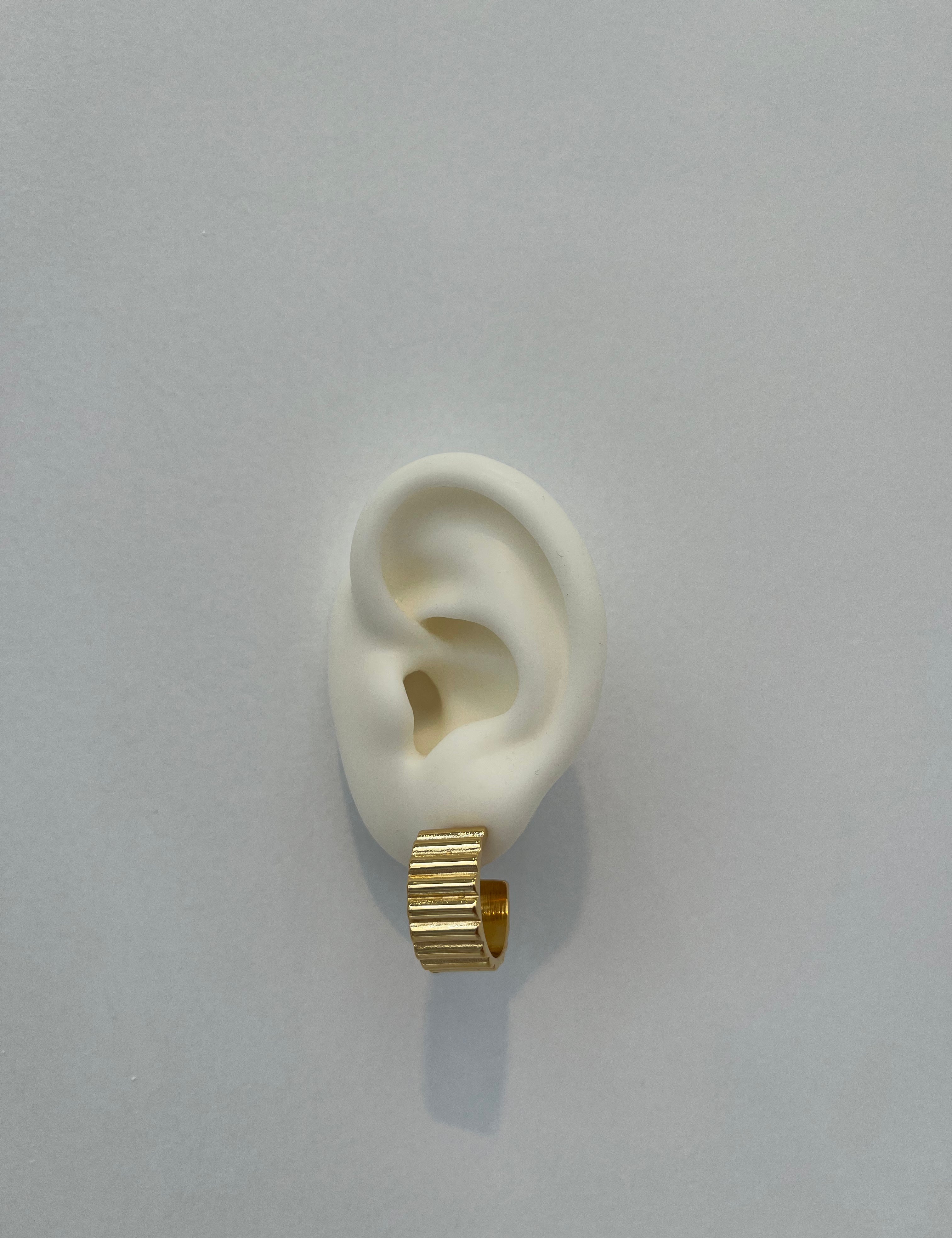 Boucle d'oreille Laurina dorée rainurée, vue de profil sur un buste d'oreille - Ordiajade