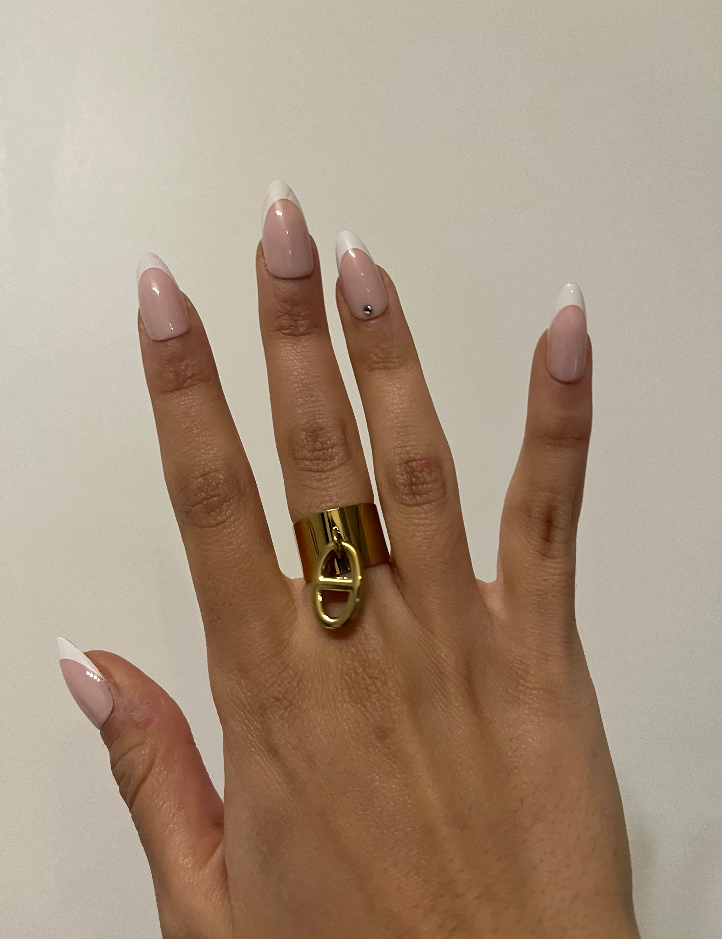 Bague Salou dorée à maillon marine portée au doigt - Ordiajade