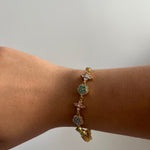 Bracelet Impératrice Multi en acier inoxydable doré avec détails colorés porté au poignet Ordiajade