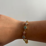 Bracelet Impératrice Multi en acier inoxydable doré avec détails colorés porté au poignet Ordiajade