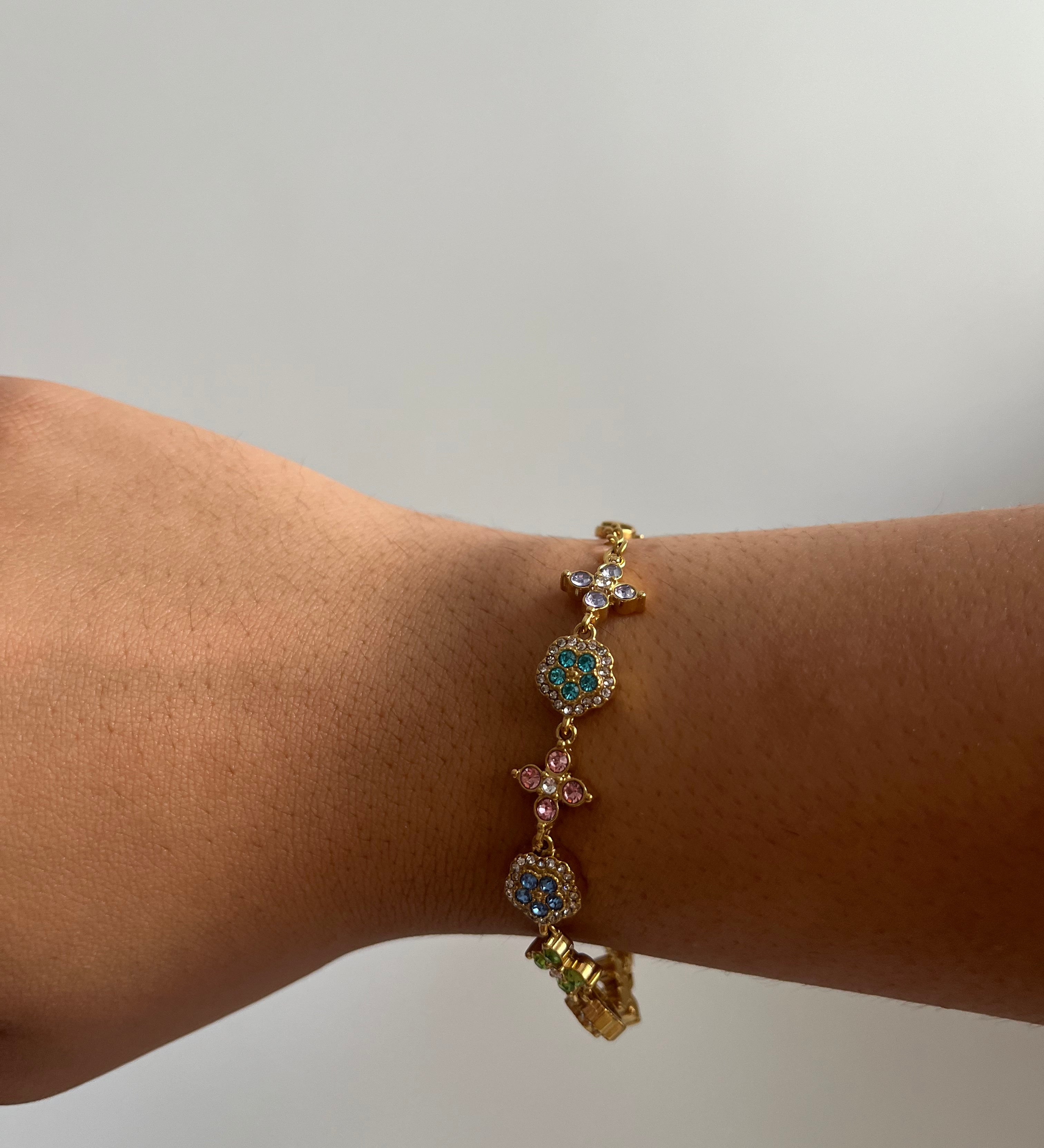 Bracelet Impératrice Multi en acier inoxydable doré avec détails colorés porté au poignet Ordiajade