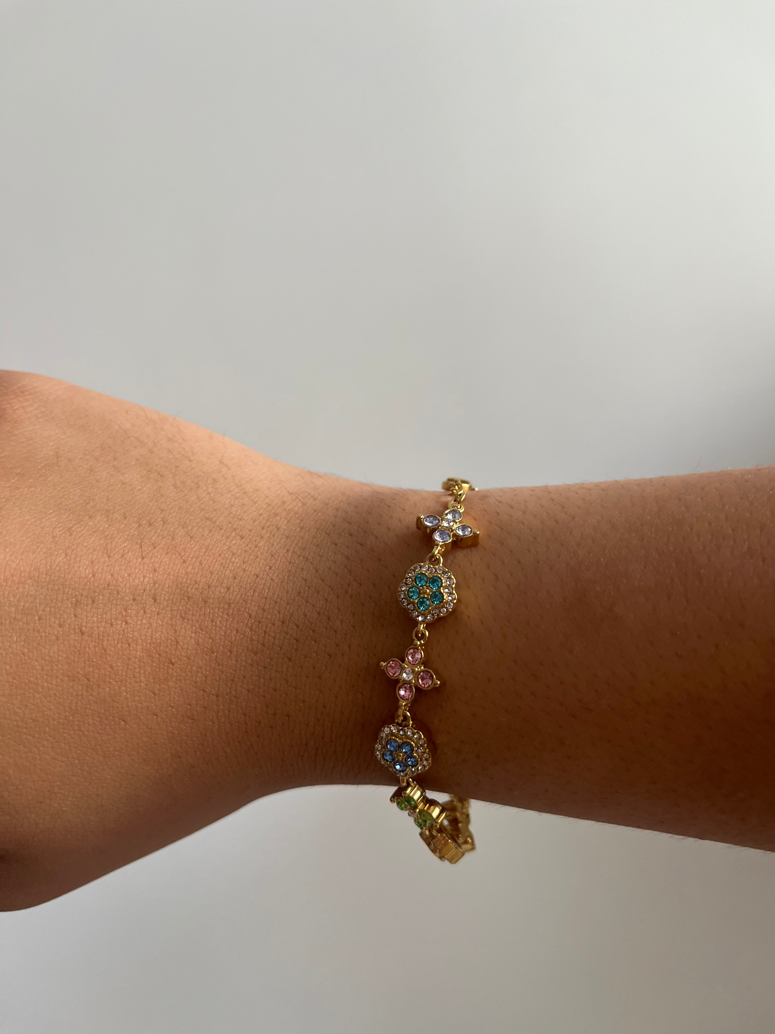 Bracelet Impératrice Multi en acier inoxydable doré avec détails colorés porté au poignet Ordiajade