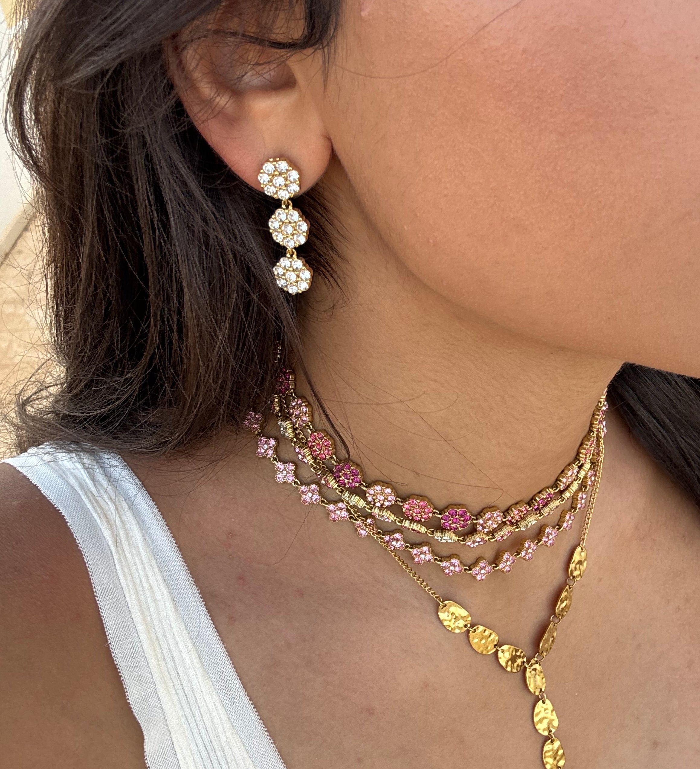 Boucles d'oreilles pendantes  nacri en acier inoxydable doré et cristaux portées à l'oreille - Ordiajade