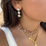 Boucles d'oreilles pendantes trois fleurs en acier inoxydable doré et cristaux portées à l'oreille - Ordiajade