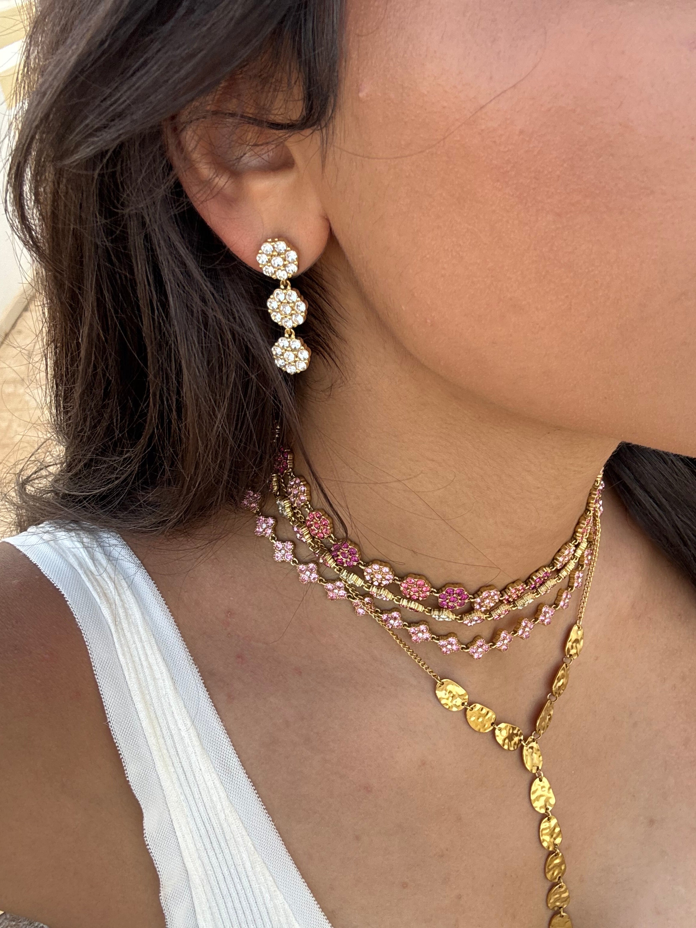 Boucles d'oreilles pendantes trois fleurs en acier inoxydable doré et cristaux portées à l'oreille - Ordiajade