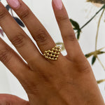 Bague Ariel en acier inoxydable doré à motif cœur perlé portée à la main - Ordiajade