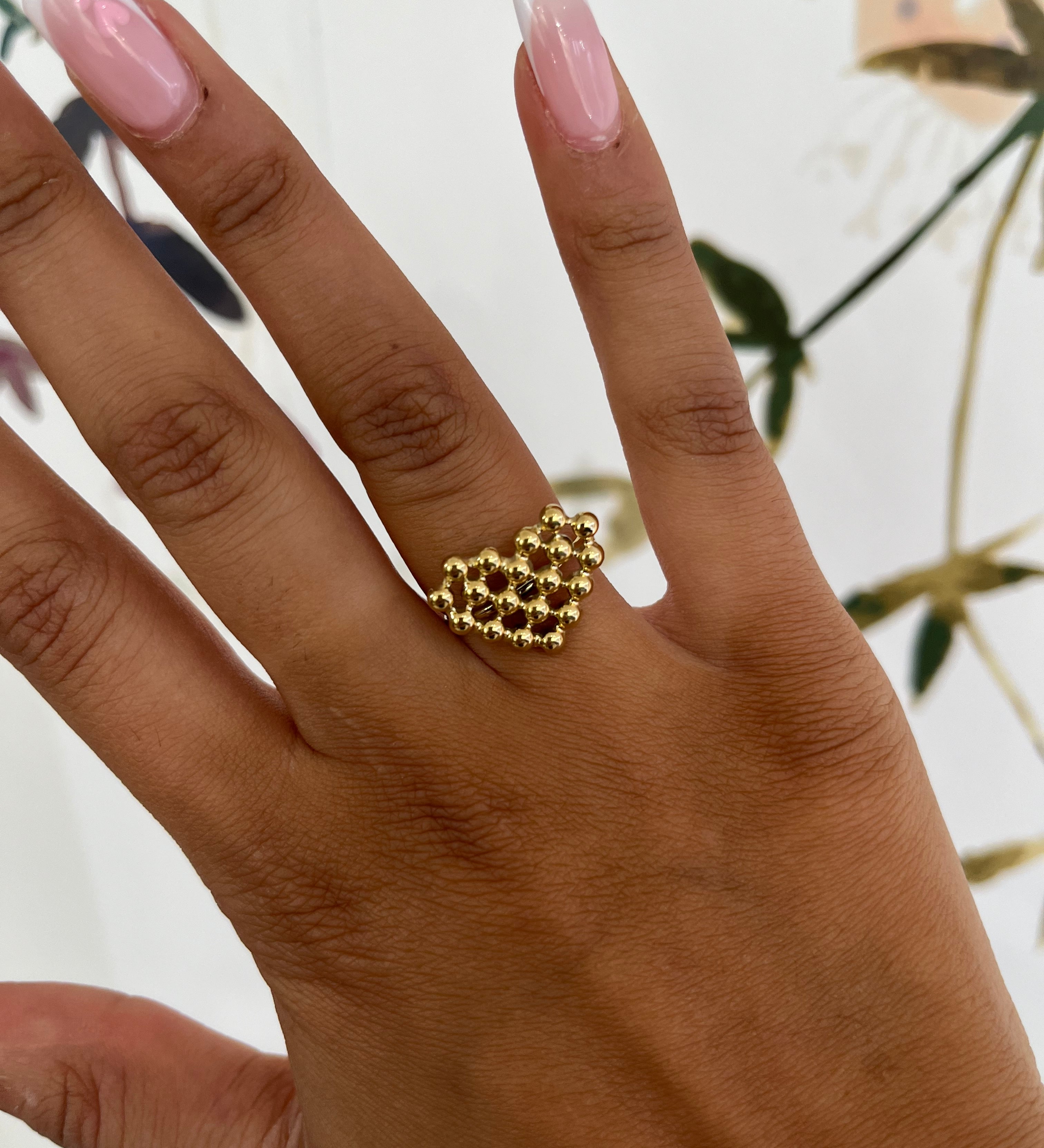 Bague Ariel en acier inoxydable doré à motif cœur perlé portée à la main - Ordiajade