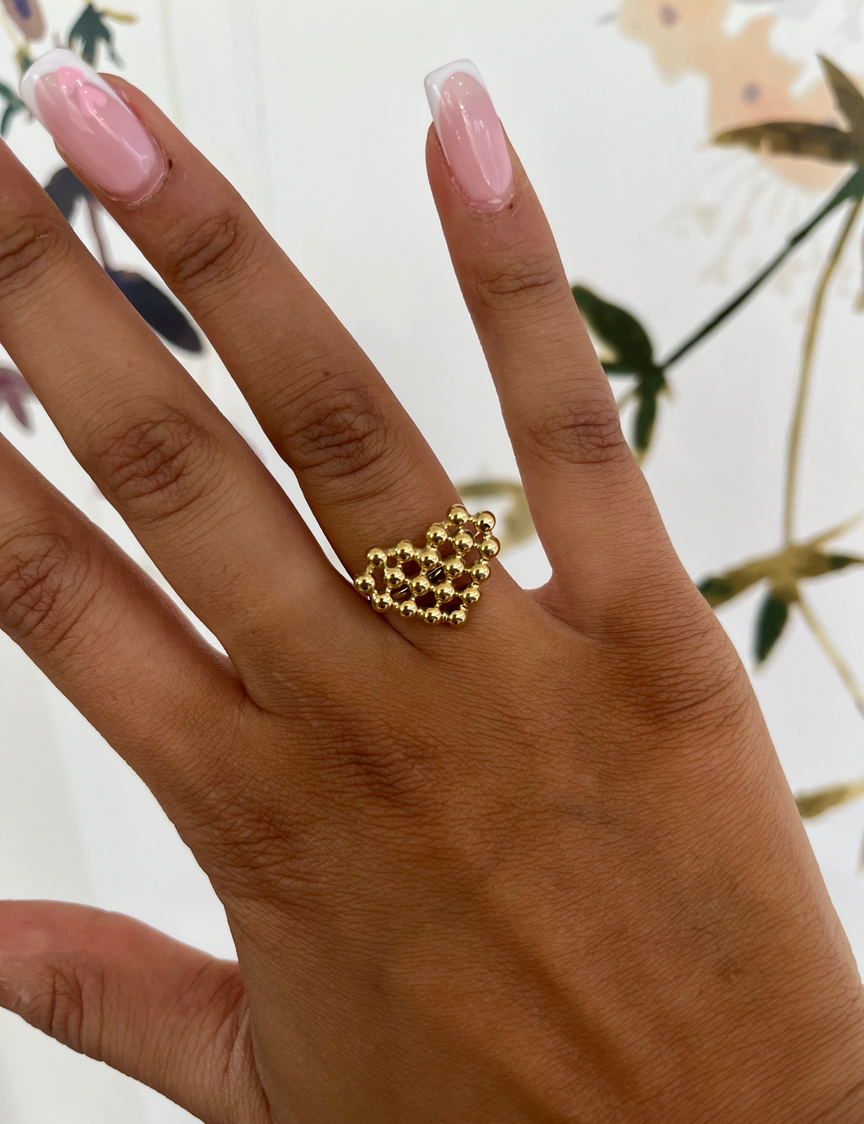Bague Ariel en acier inoxydable doré à motif cœur perlé portée à la main - Ordiajade