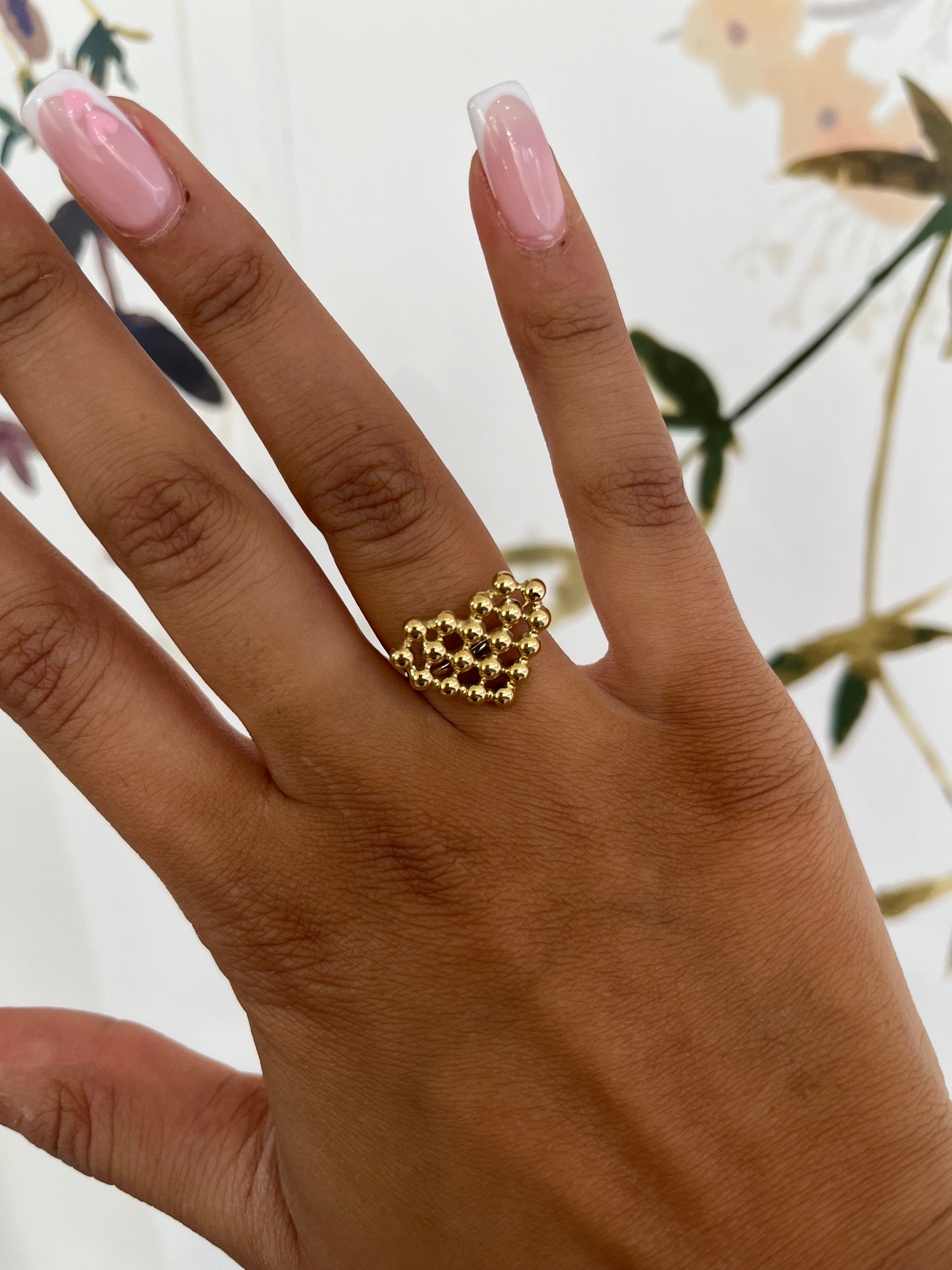 Bague Ariel en acier inoxydable doré à motif cœur perlé portée à la main - Ordiajade