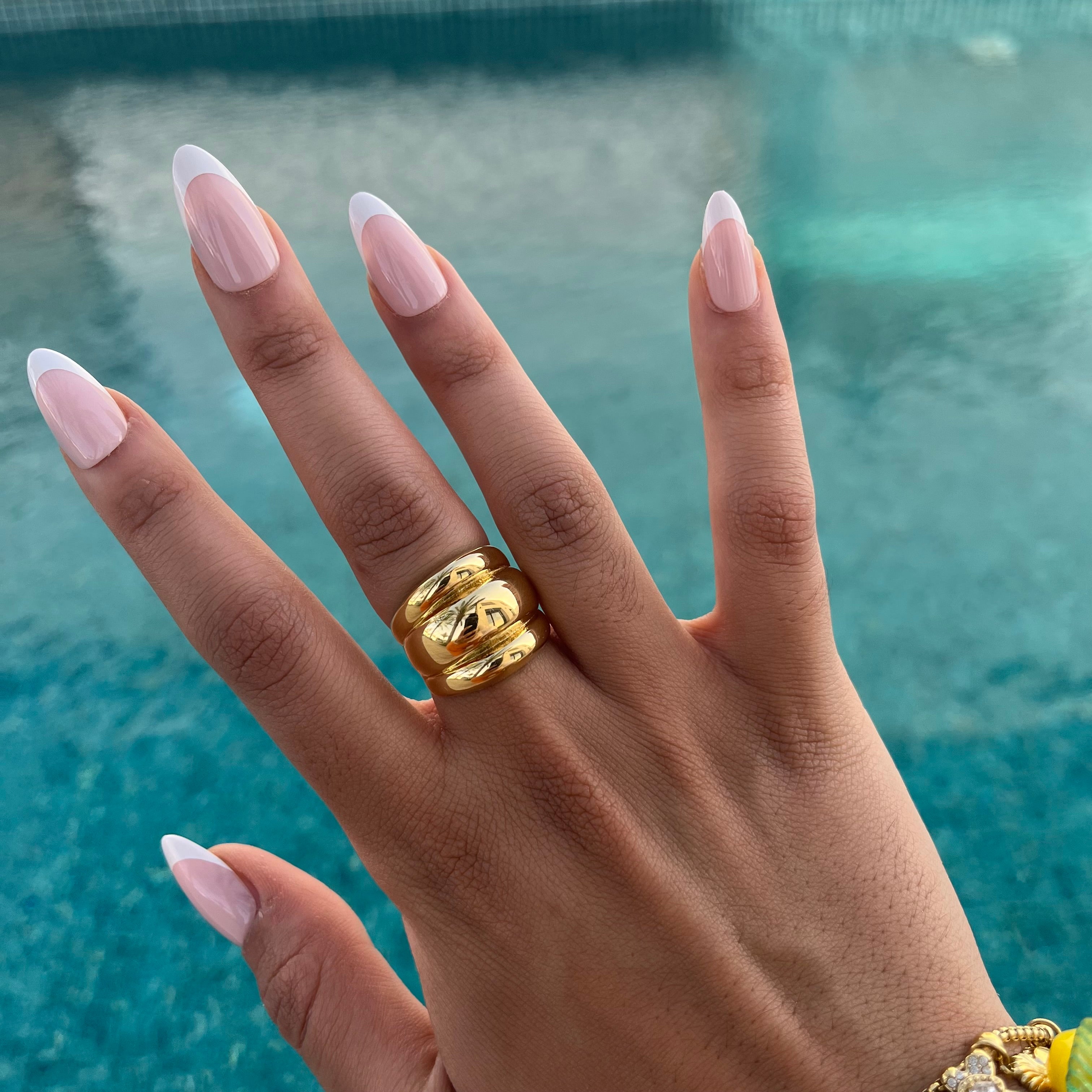 Bague Ayline portée à la main anneaux superposés dorés - Ordiajade