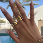 Bague Ayline portée en extérieur avec reflets dorés - Ordiajade
