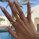 Bague Ayline portée en extérieur avec reflets dorés - Ordiajade
