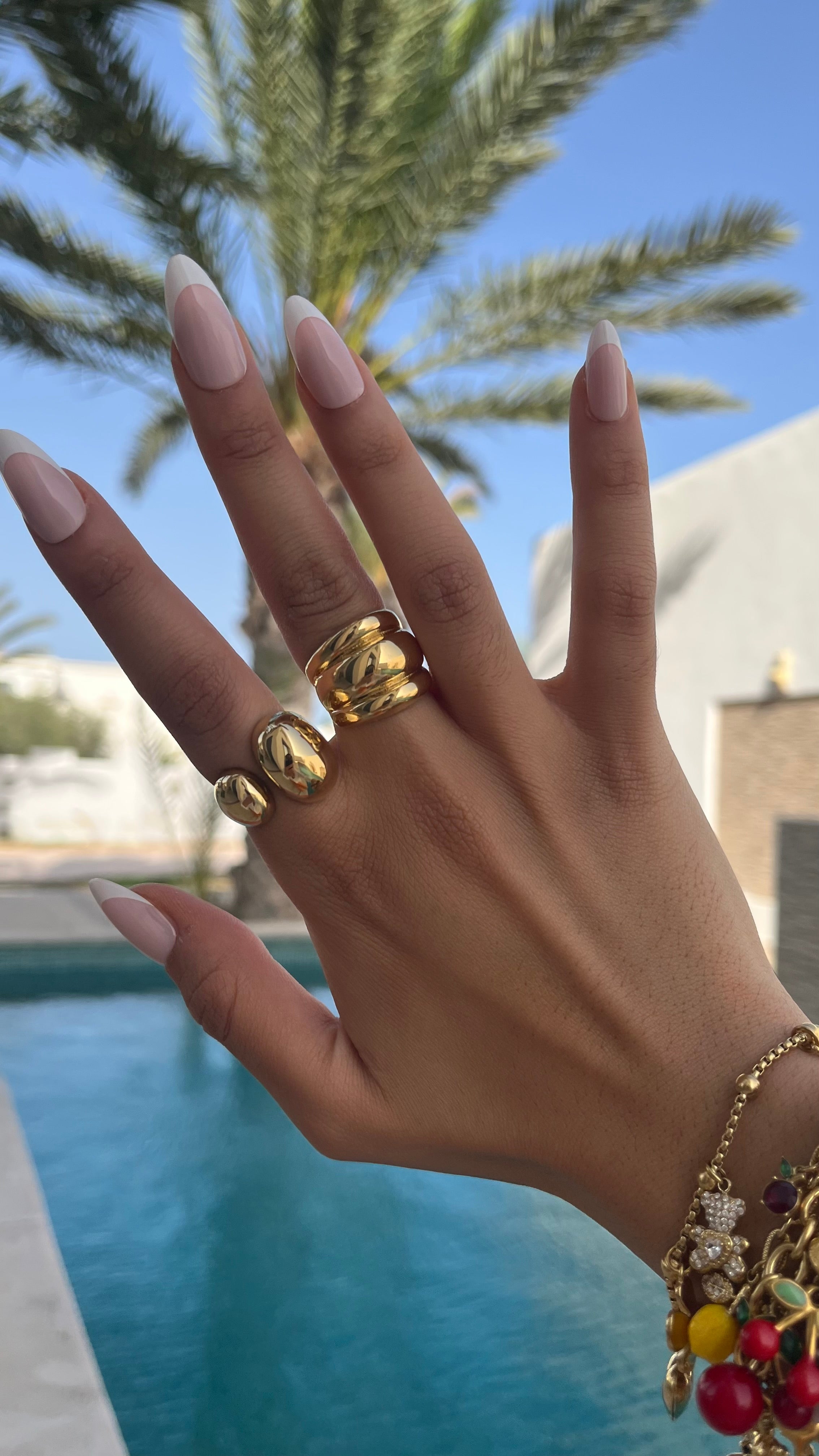 Bague Ayline portée en extérieur avec reflets dorés - Ordiajade